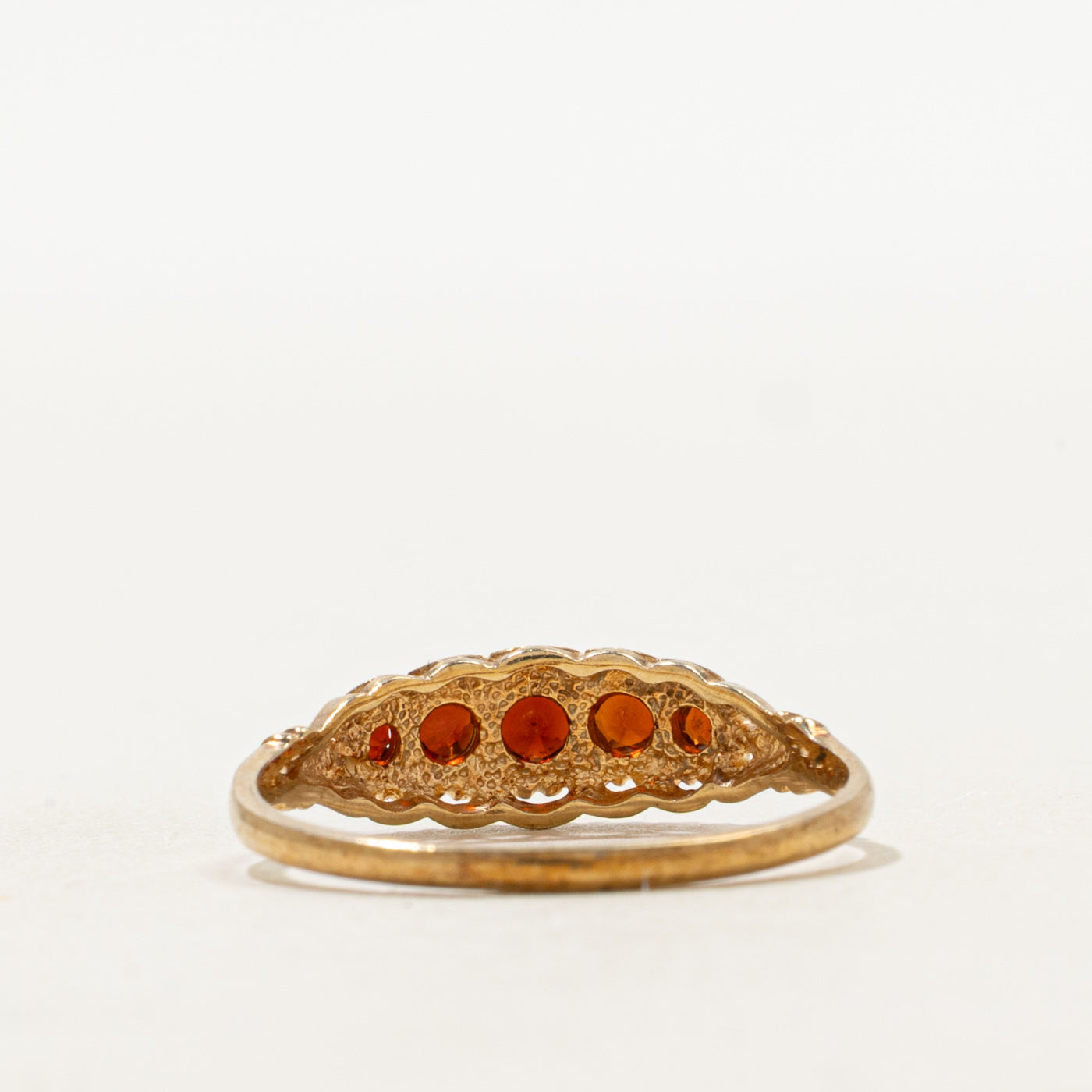 Bague Londres 1994 à cinq pierres en grenat et volutes | 0,45 ct | Taille 7,25