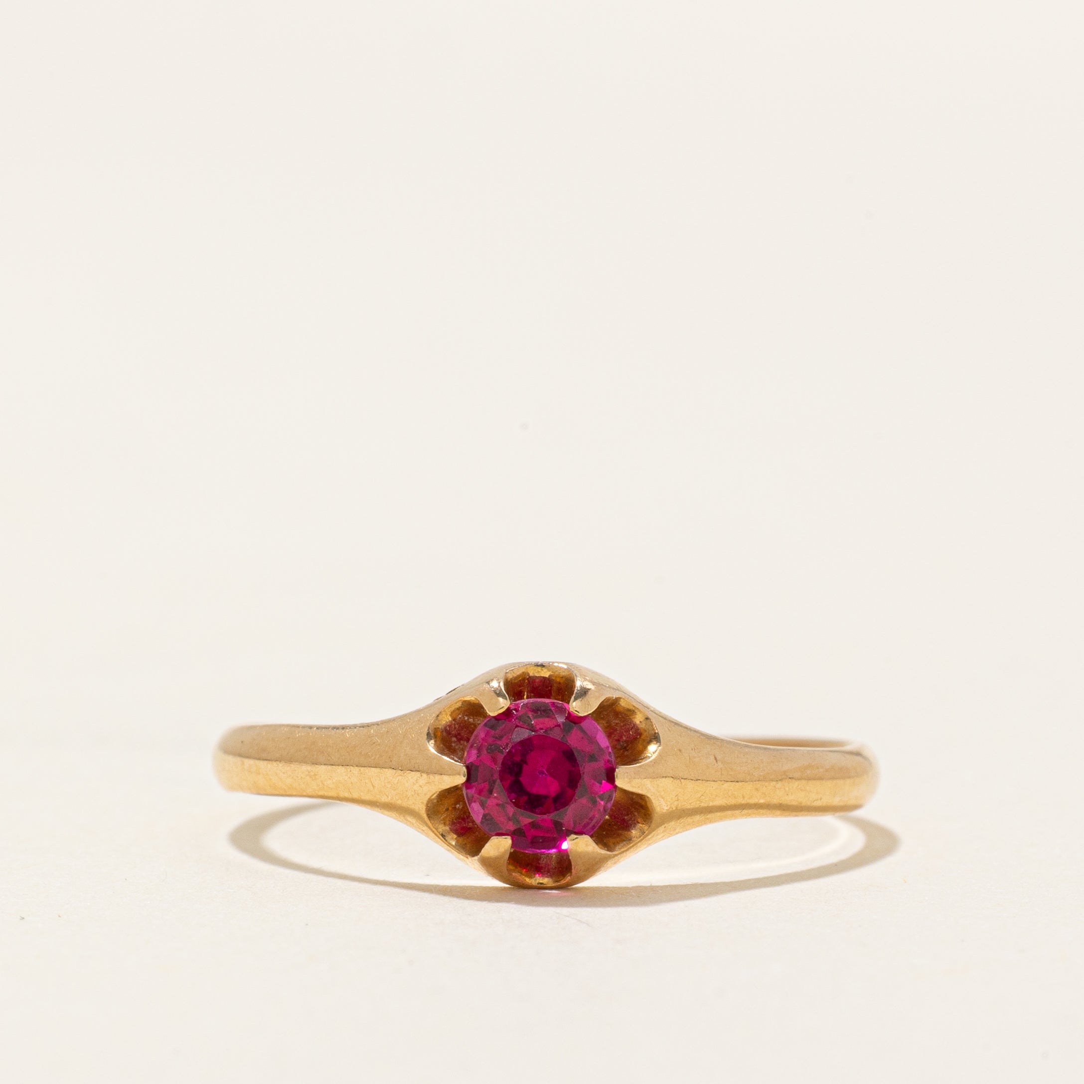 Bague Belcher finlandaise de 1952 en or 18 carats sertie d'un rubis synthétique | 0,40 ct | Taille 9