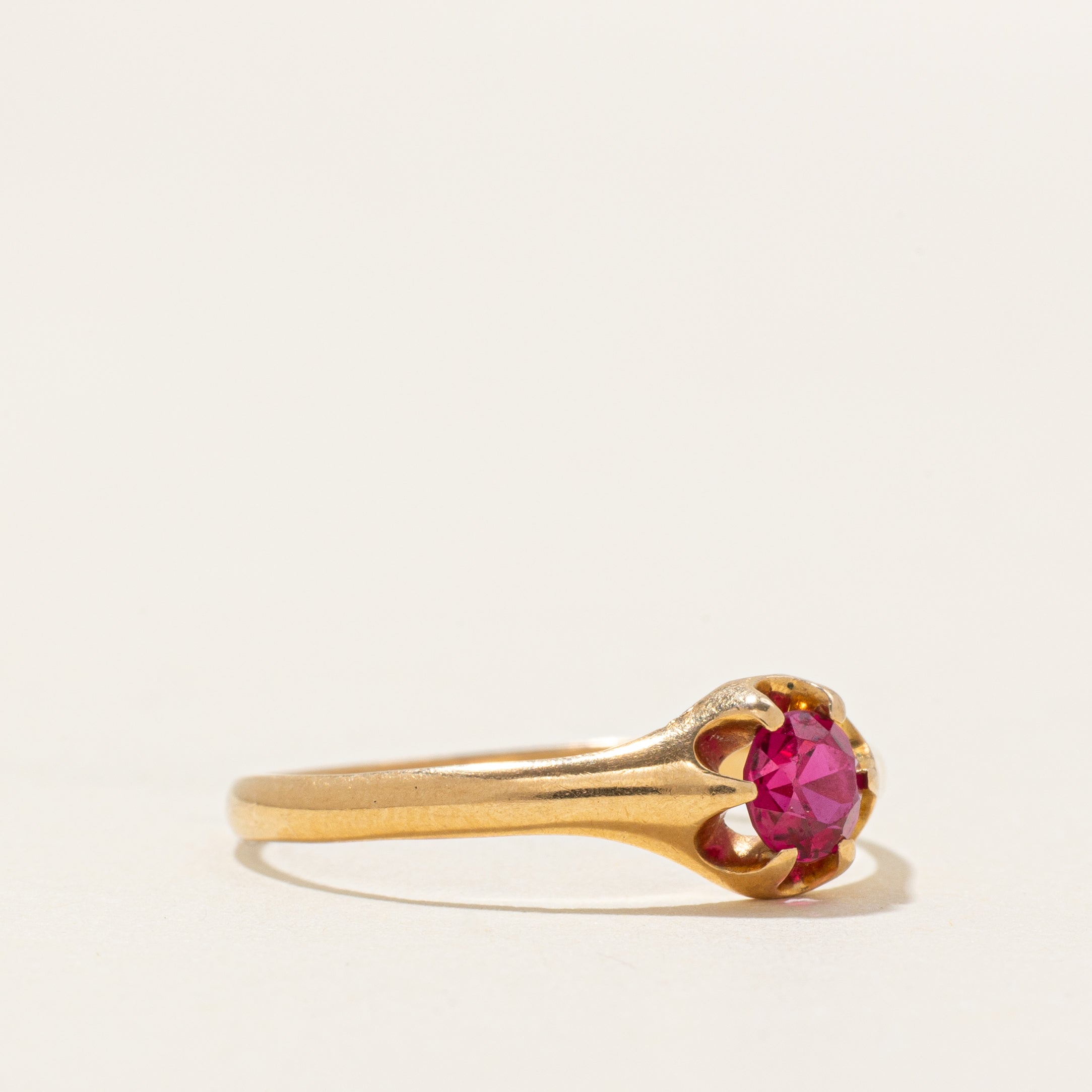 Bague Belcher finlandaise de 1952 en or 18 carats sertie d'un rubis synthétique | 0,40 ct | Taille 9