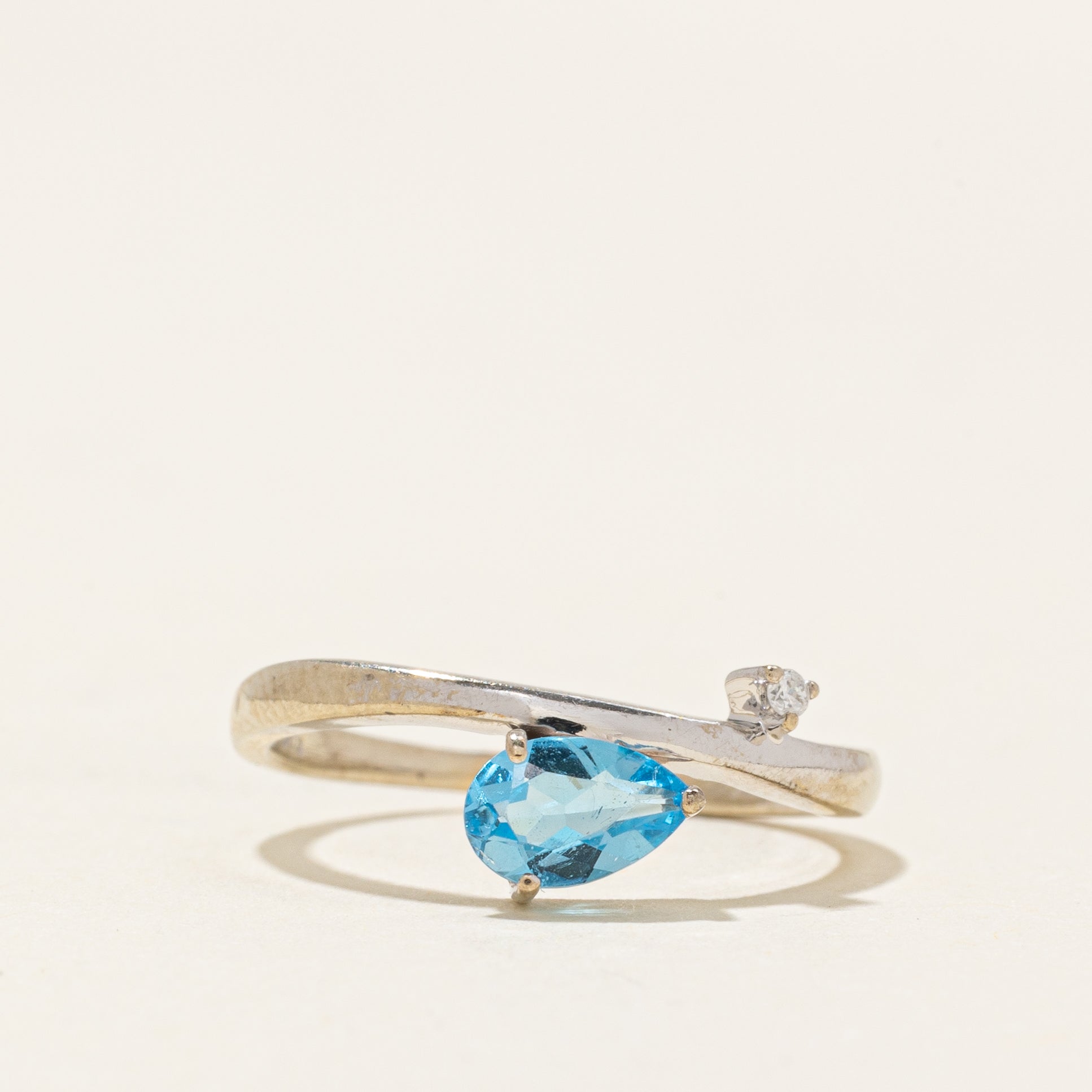 Bague East West en topaze bleue et diamants | 0,40 ct, 0,01 ct | Taille 4,25