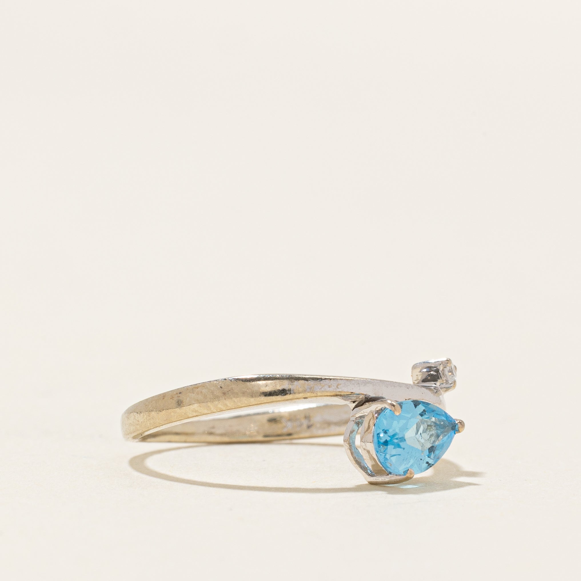 Bague East West en topaze bleue et diamants | 0,40 ct, 0,01 ct | Taille 4,25