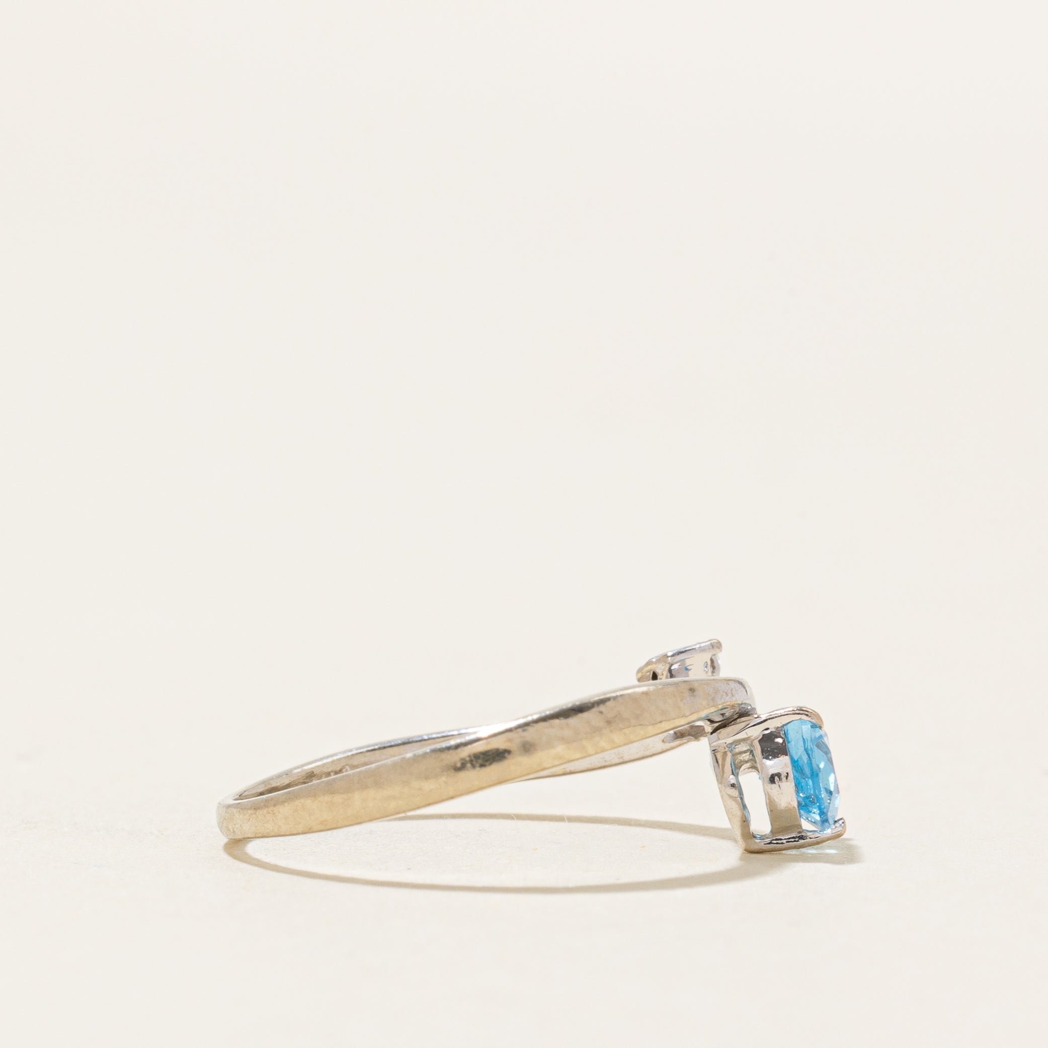Bague East West en topaze bleue et diamants | 0,40 ct, 0,01 ct | Taille 4,25