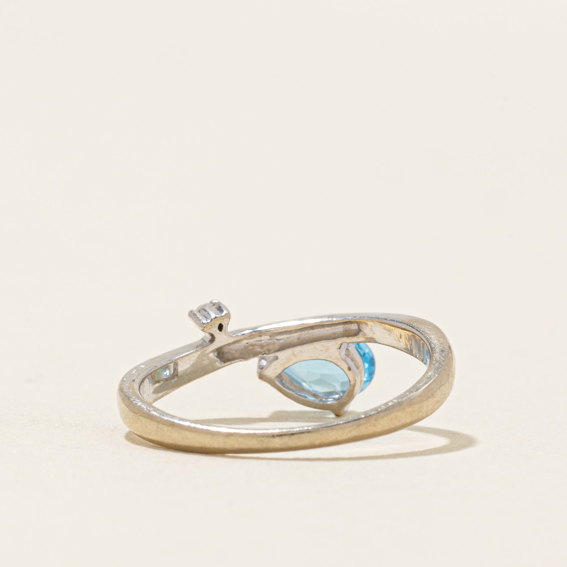 Bague East West en topaze bleue et diamants | 0,40 ct, 0,01 ct | Taille 4,25