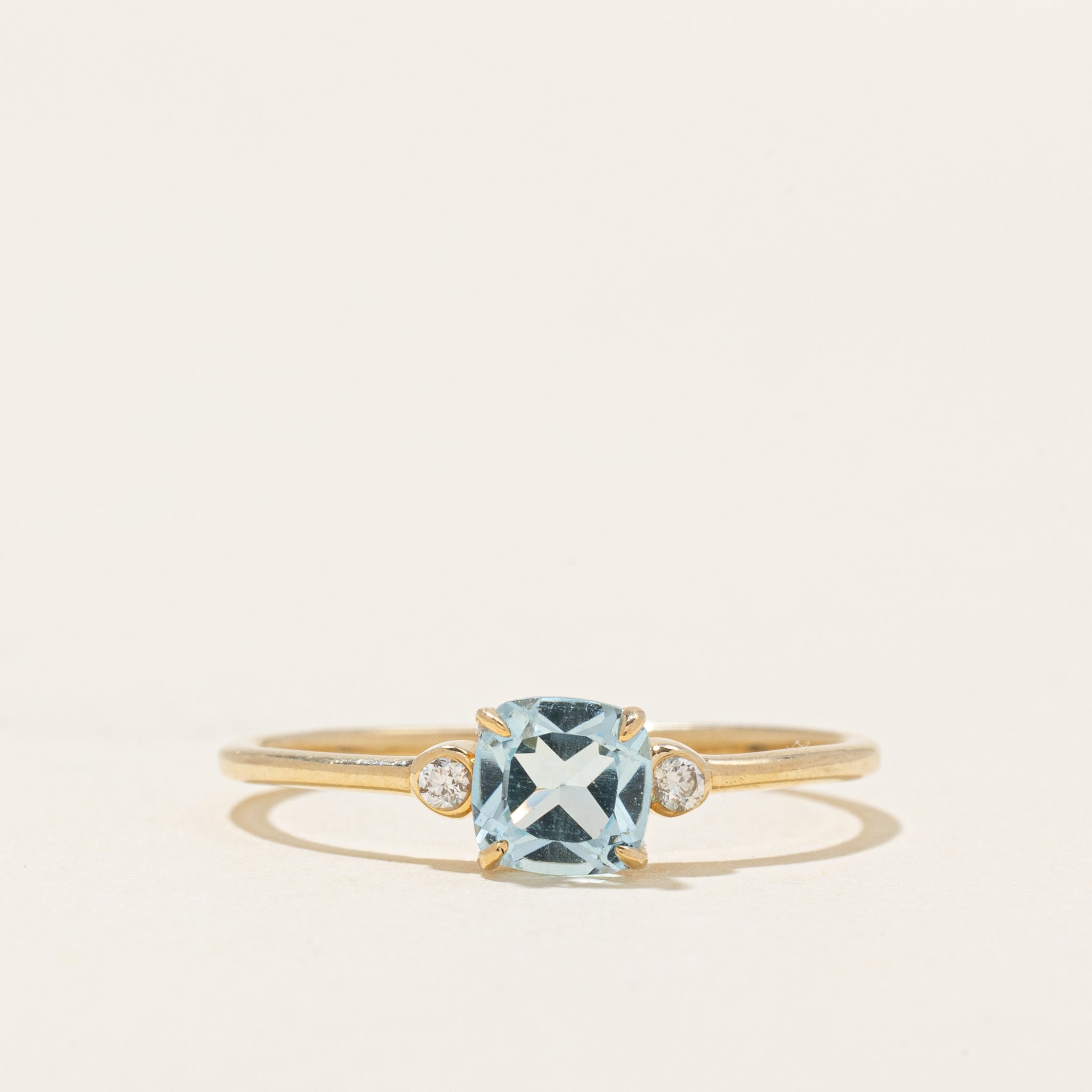 Bague ornée d'une topaze bleue taille coussin et de diamants | 0,72 ct, 0,04 ct au total | Taille 7