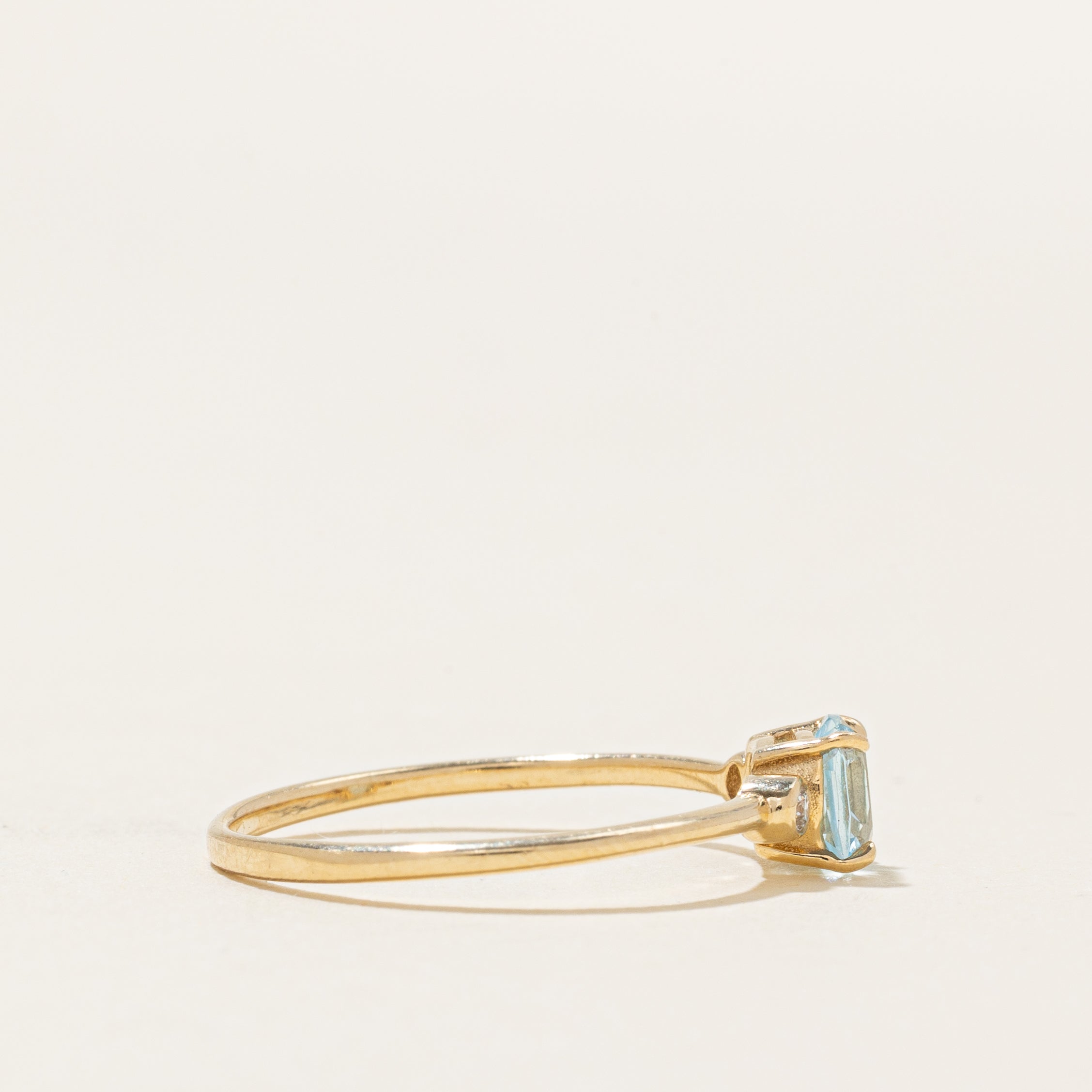 Bague ornée d'une topaze bleue taille coussin et de diamants | 0,72 ct, 0,04 ct au total | Taille 7