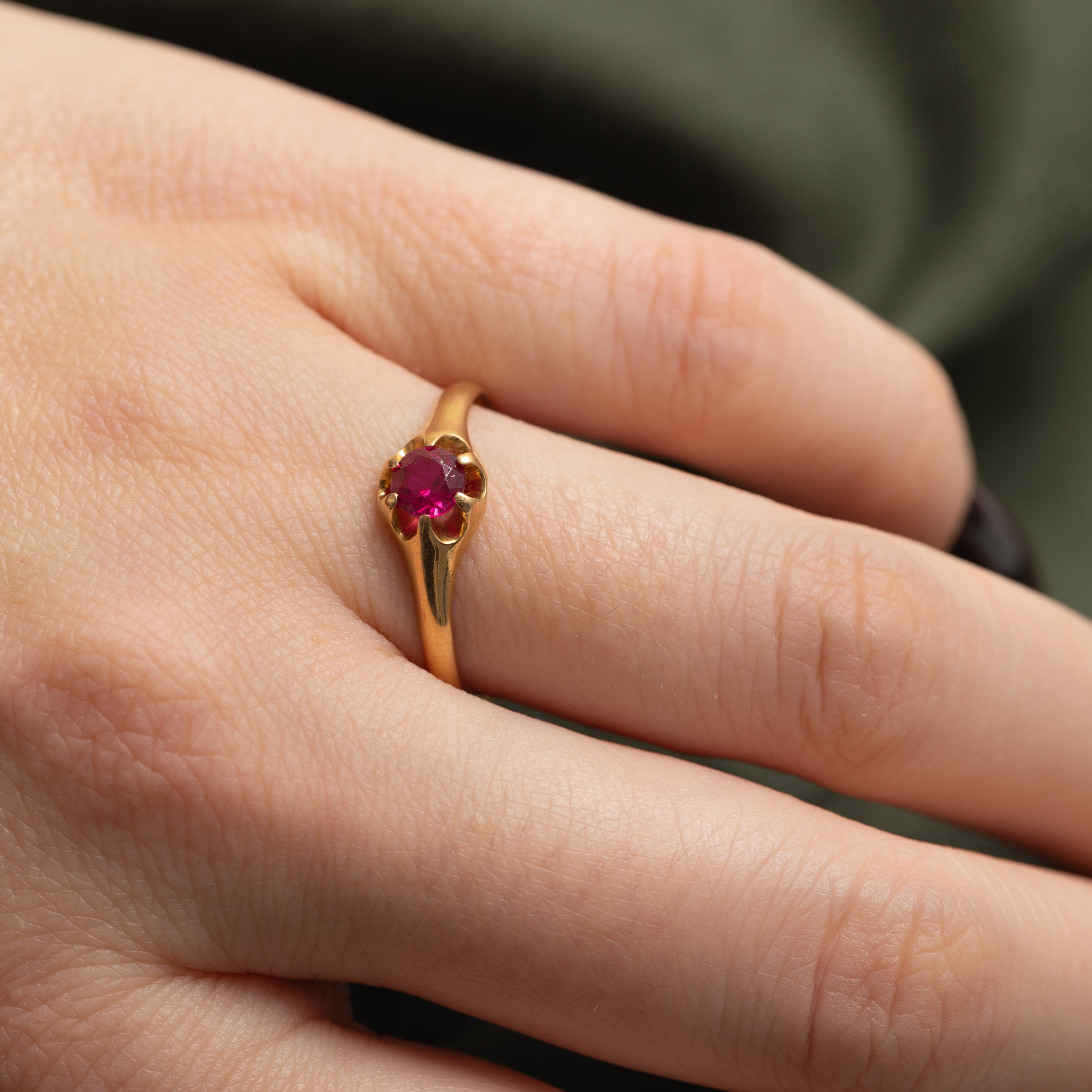 Bague Belcher finlandaise de 1952 en or 18 carats sertie d'un rubis synthétique | 0,40 ct | Taille 9