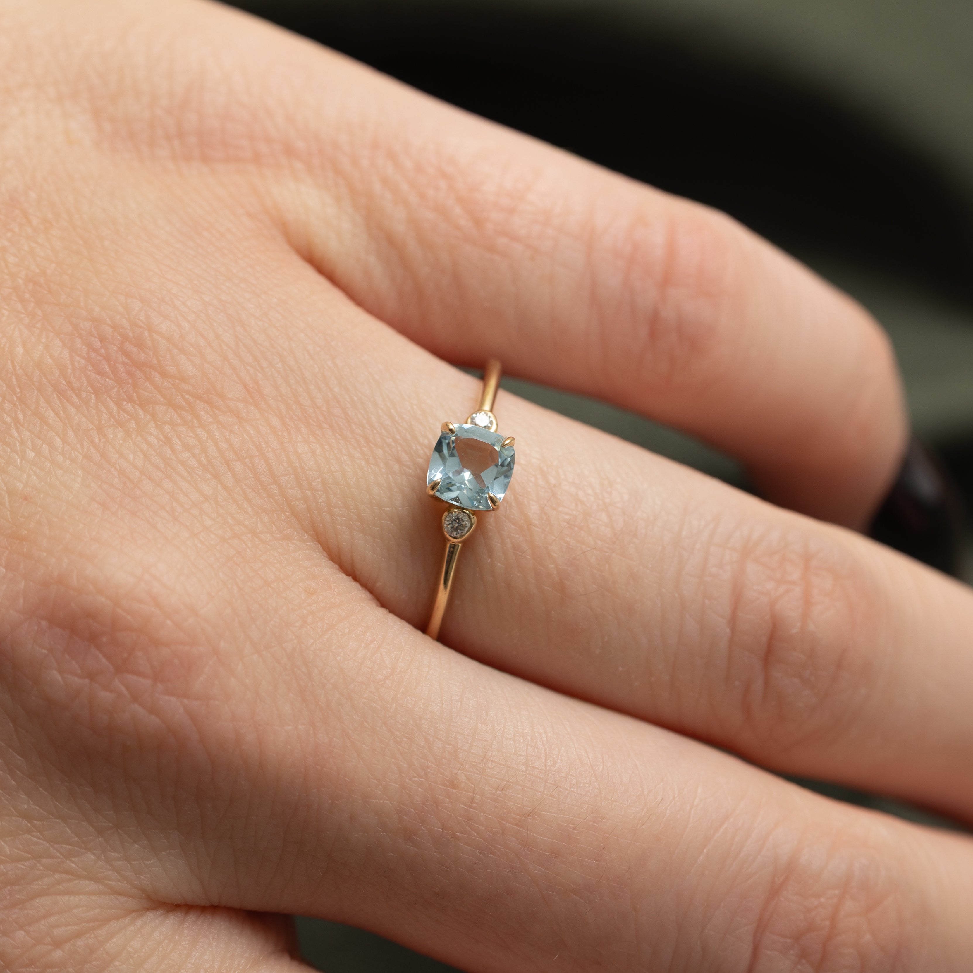 Bague ornée d'une topaze bleue taille coussin et de diamants | 0,72 ct, 0,04 ct au total | Taille 7