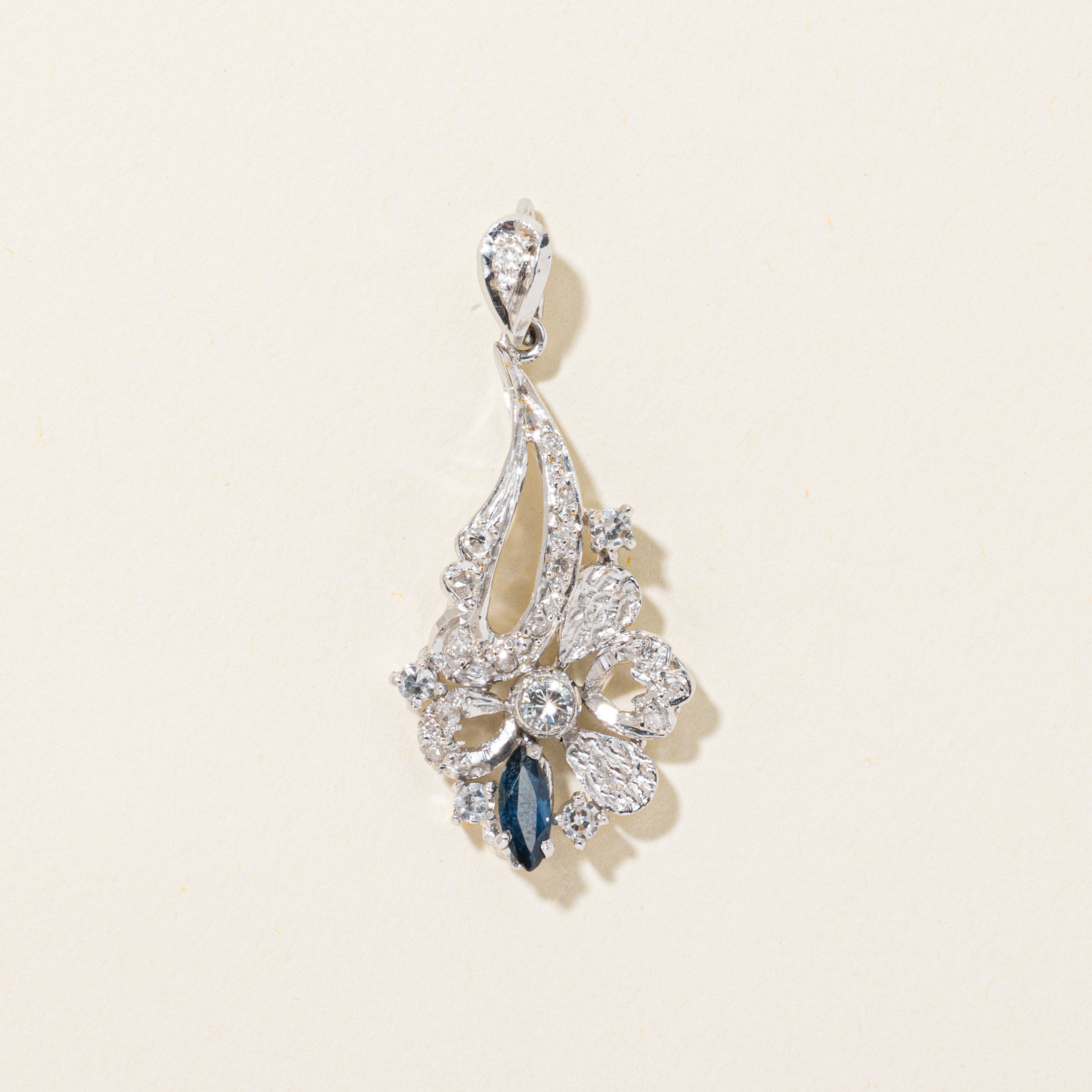 Pendentif floral gravé en or 17 carats, diamants et saphirs | 0,26 ct au total, 0,12 ct