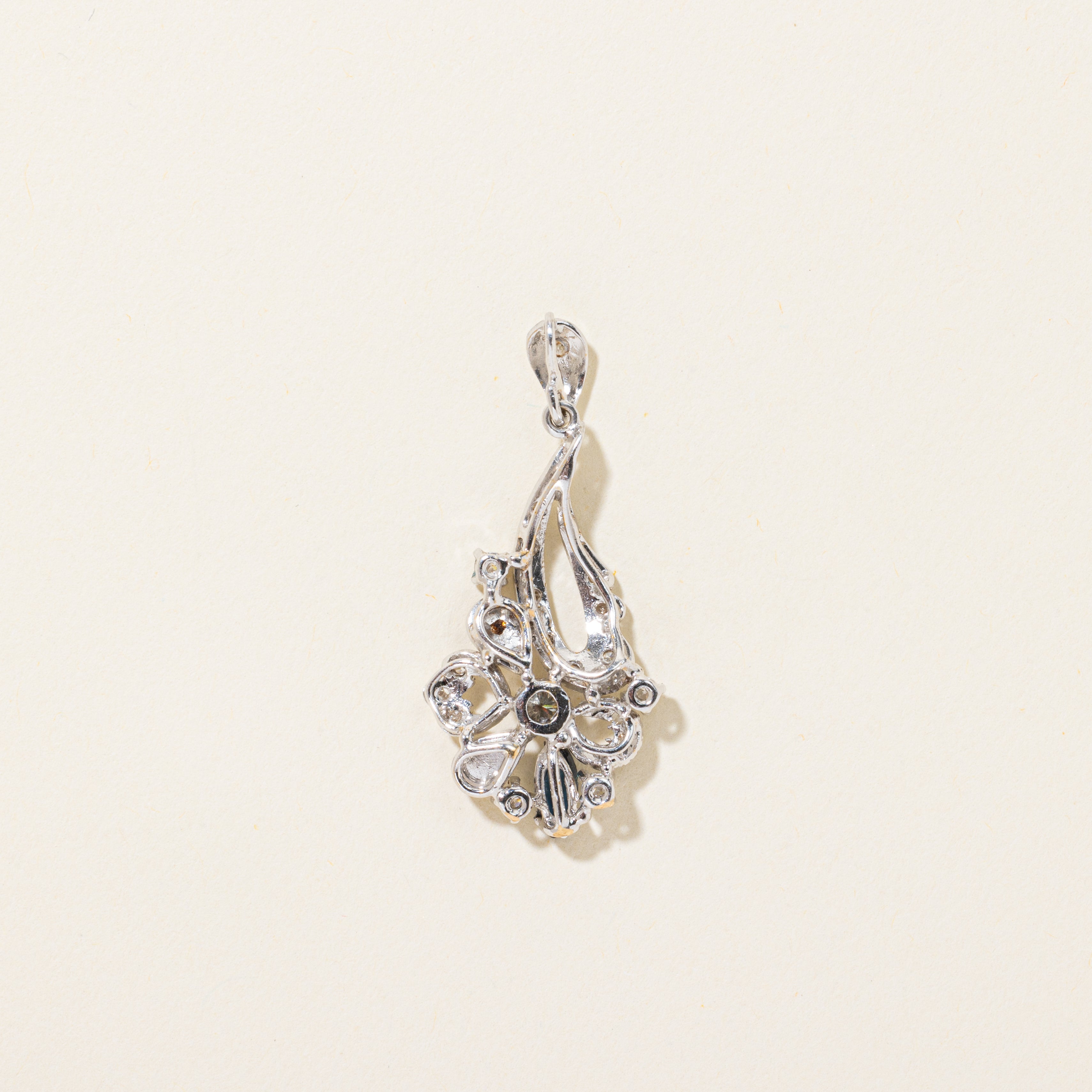 Pendentif floral gravé en or 17 carats, diamants et saphirs | 0,26 ct au total, 0,12 ct