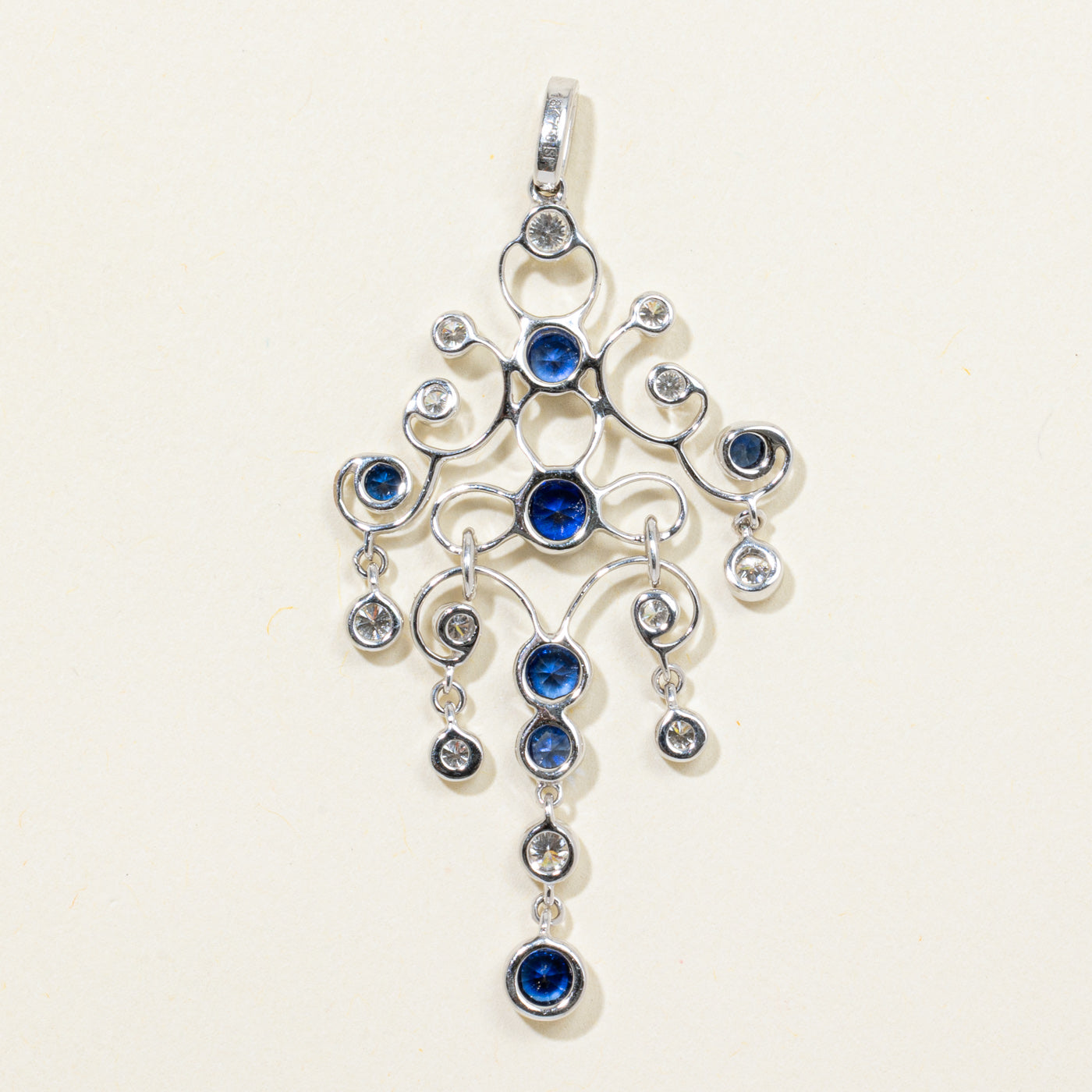 Pendentif chandelier en or 18 carats serti clos de saphirs et diamants à effet milgrain | 0,69 ct, 0,26 ct