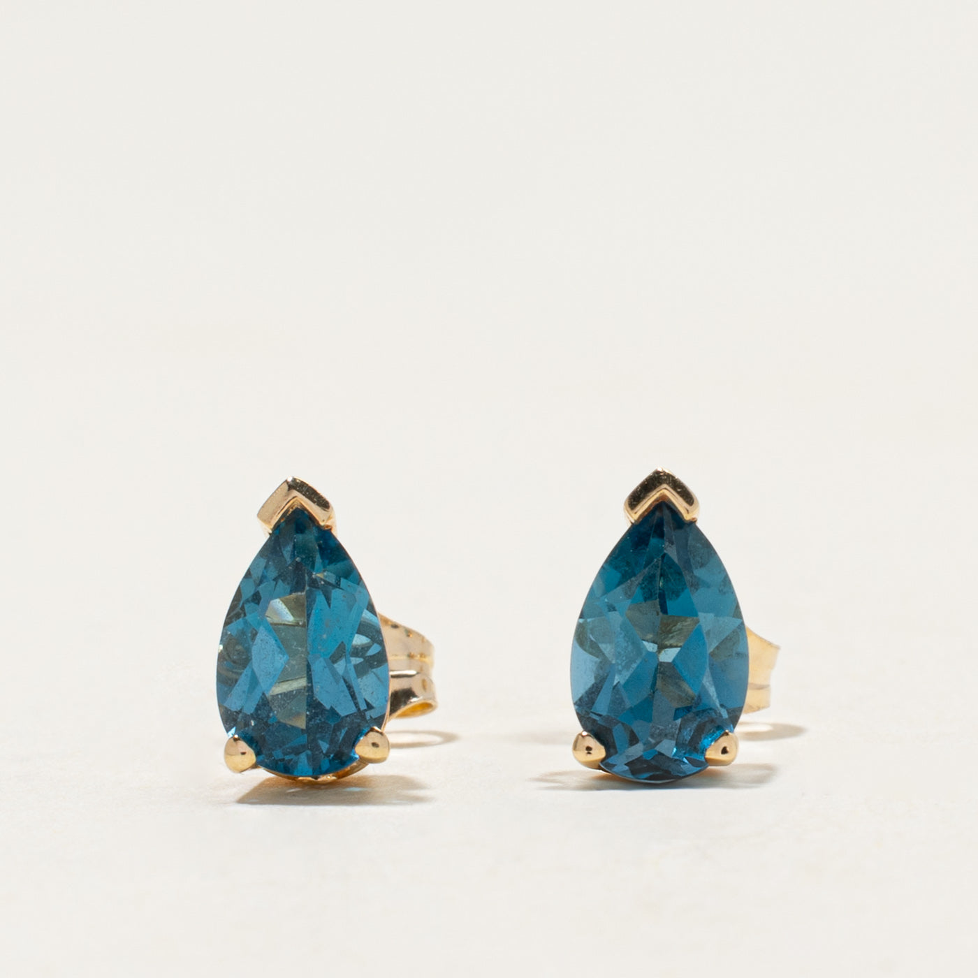 Boucles d'oreilles puces en spinelle synthétique taille poire 14 carats | 2,40 ct