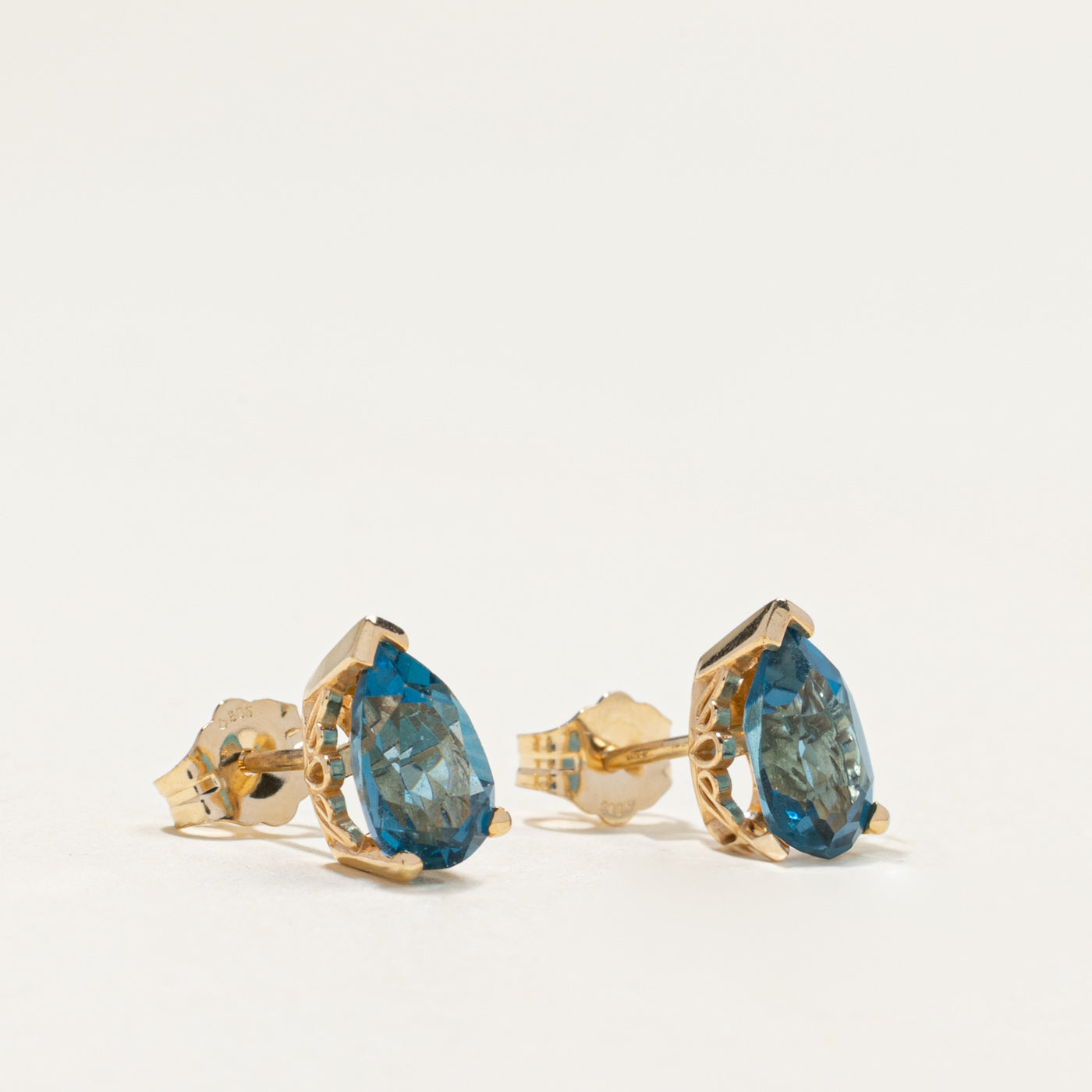 Boucles d'oreilles puces en spinelle synthétique taille poire 14 carats | 2,40 ct