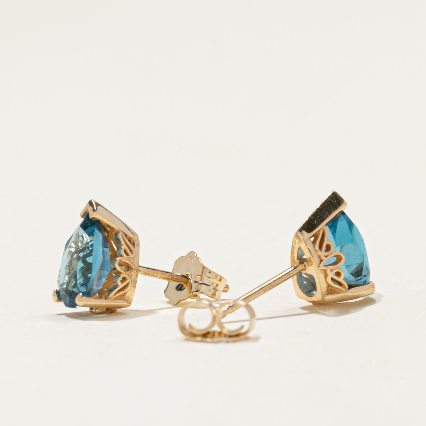 Boucles d'oreilles puces en spinelle synthétique taille poire 14 carats | 2,40 ct