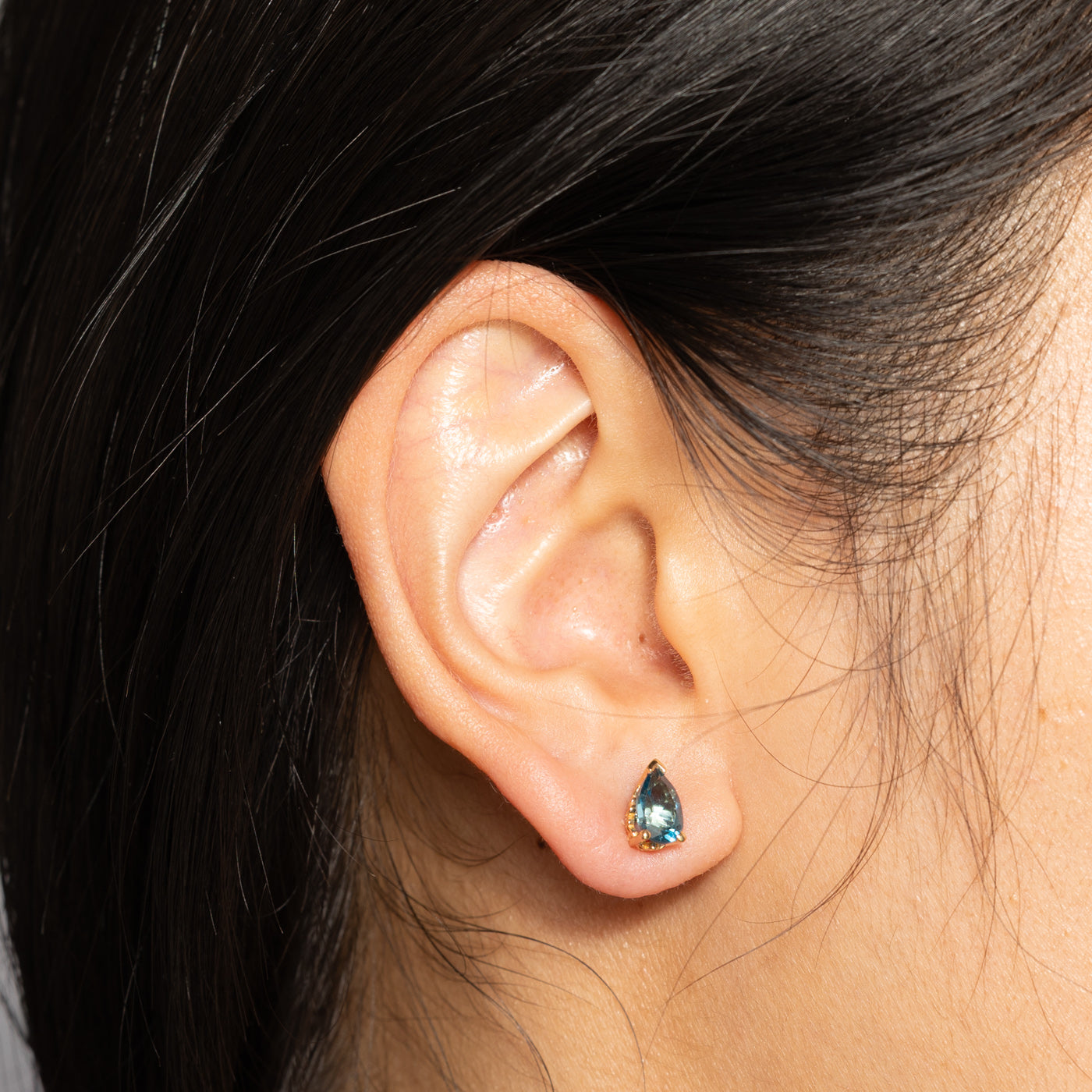 Boucles d'oreilles puces en spinelle synthétique taille poire 14 carats | 2,40 ct