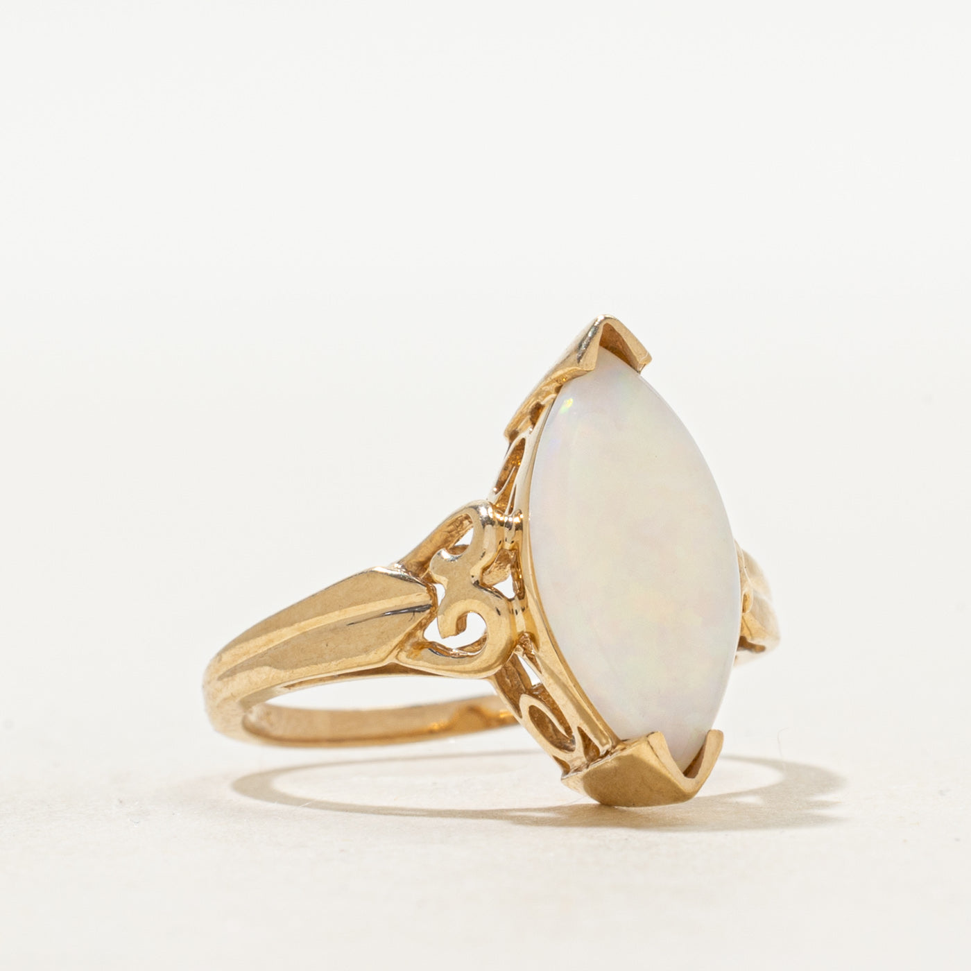 Bague navette en opale à volutes | 2,00 ct | Taille 6,75