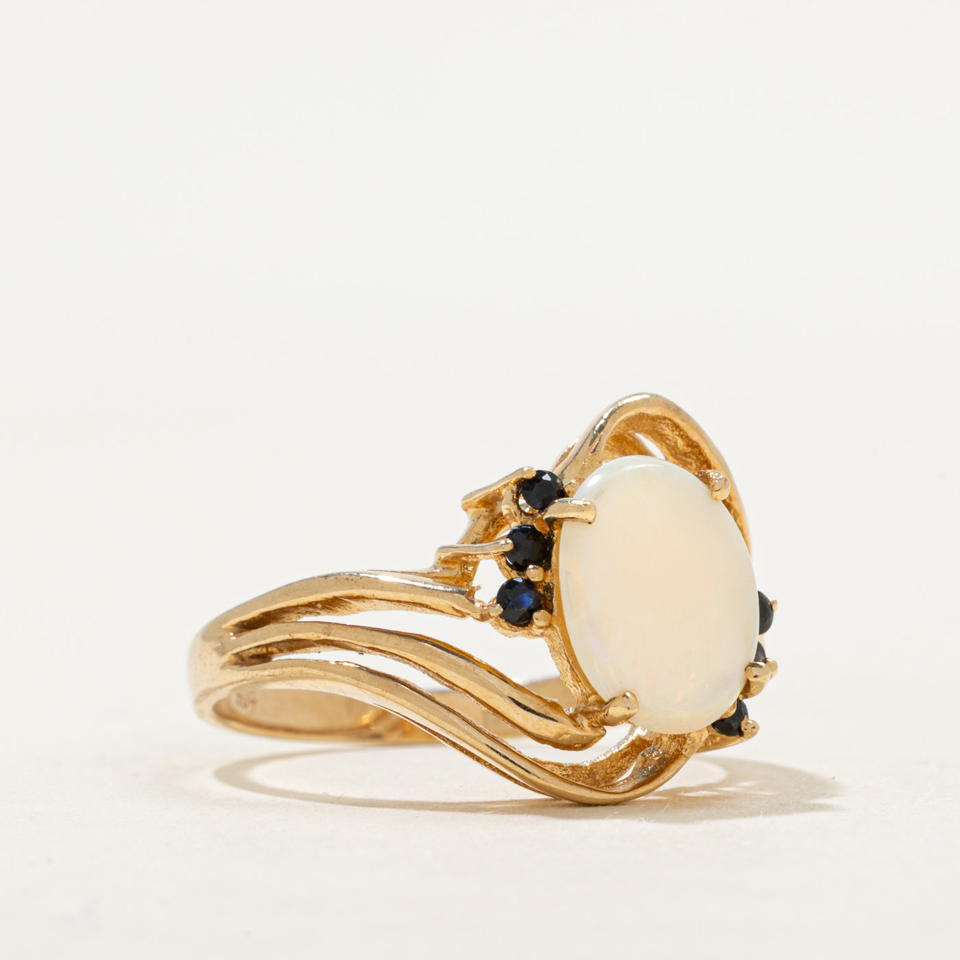 Bague ouverte en opale cabochon et saphir | 1,02 ct, 0,12 ct au total | Taille 8