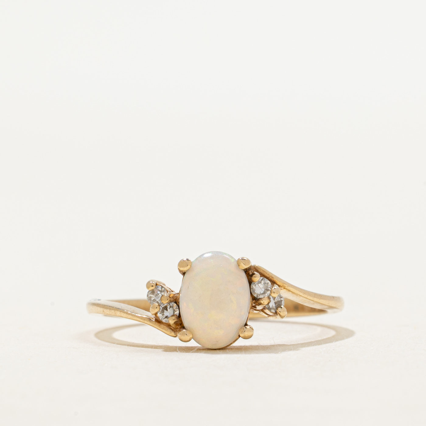 Bague sertie d'opale et de diamants | 0,40 ct, 0,04 ct au total | Taille 6,25