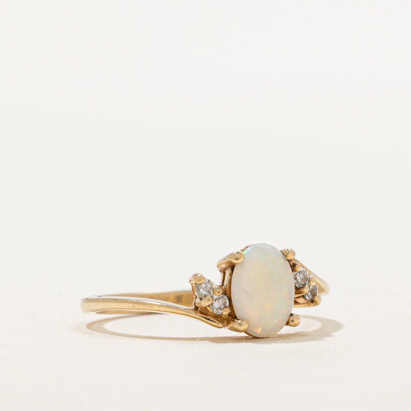 Bague sertie d'opale et de diamants | 0,40 ct, 0,04 ct au total | Taille 6,25