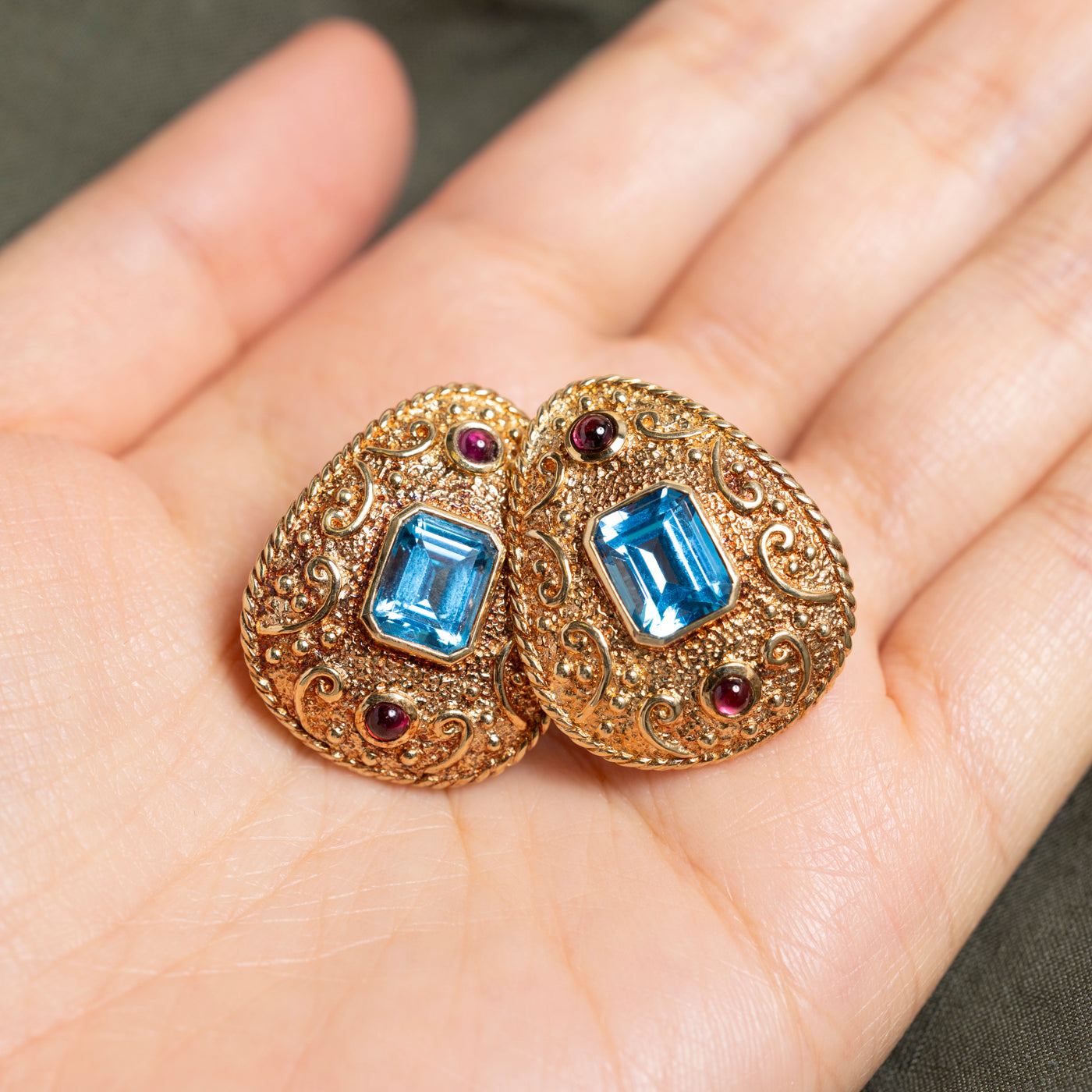 Boucles d'oreilles ornementées en topaze bleue et grenat sertis clos | 6,00 ct, 0,80 ct au total