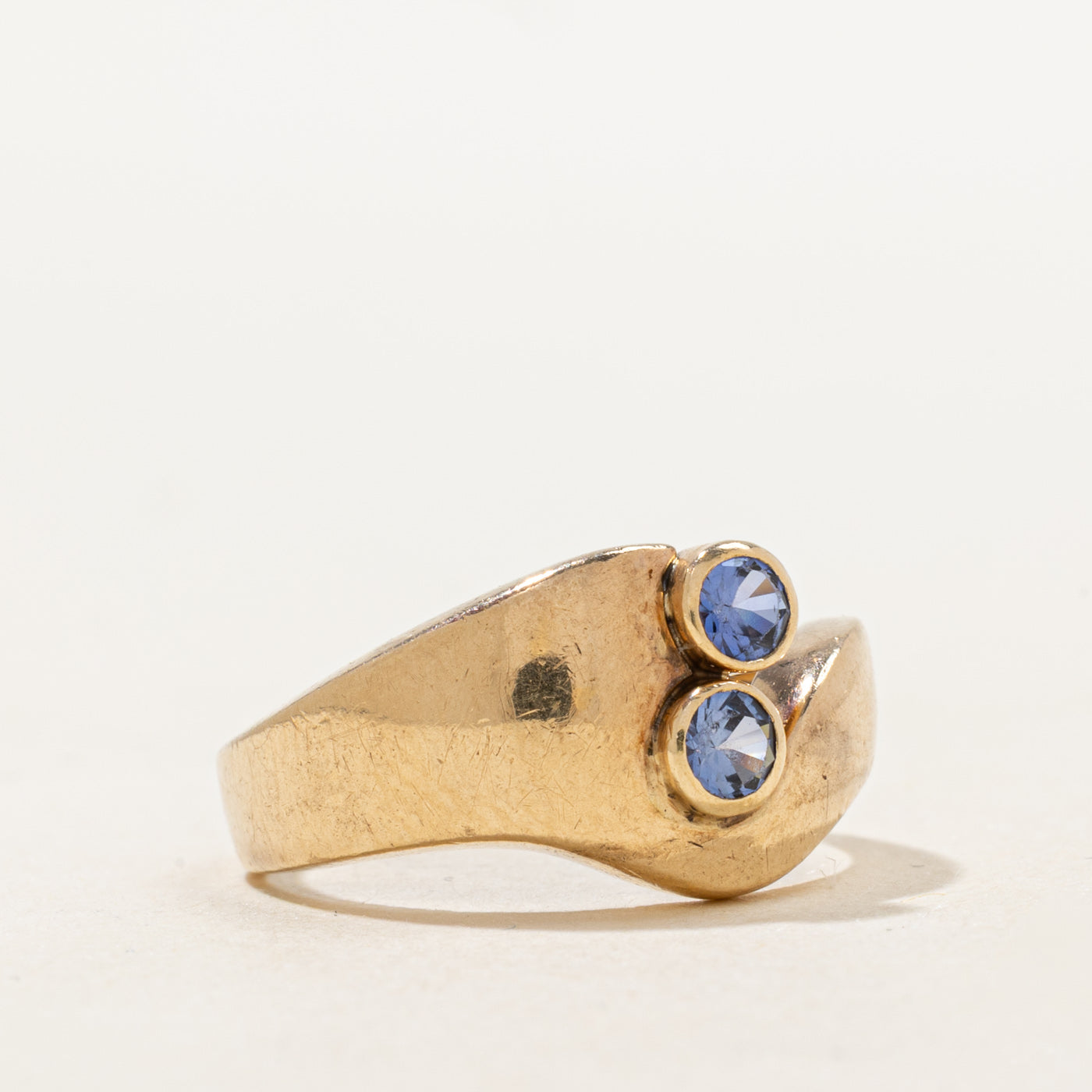 Bague abstraite à deux saphirs synthétiques sertis clos | 0,32 ct au total | Taille 6,5 |