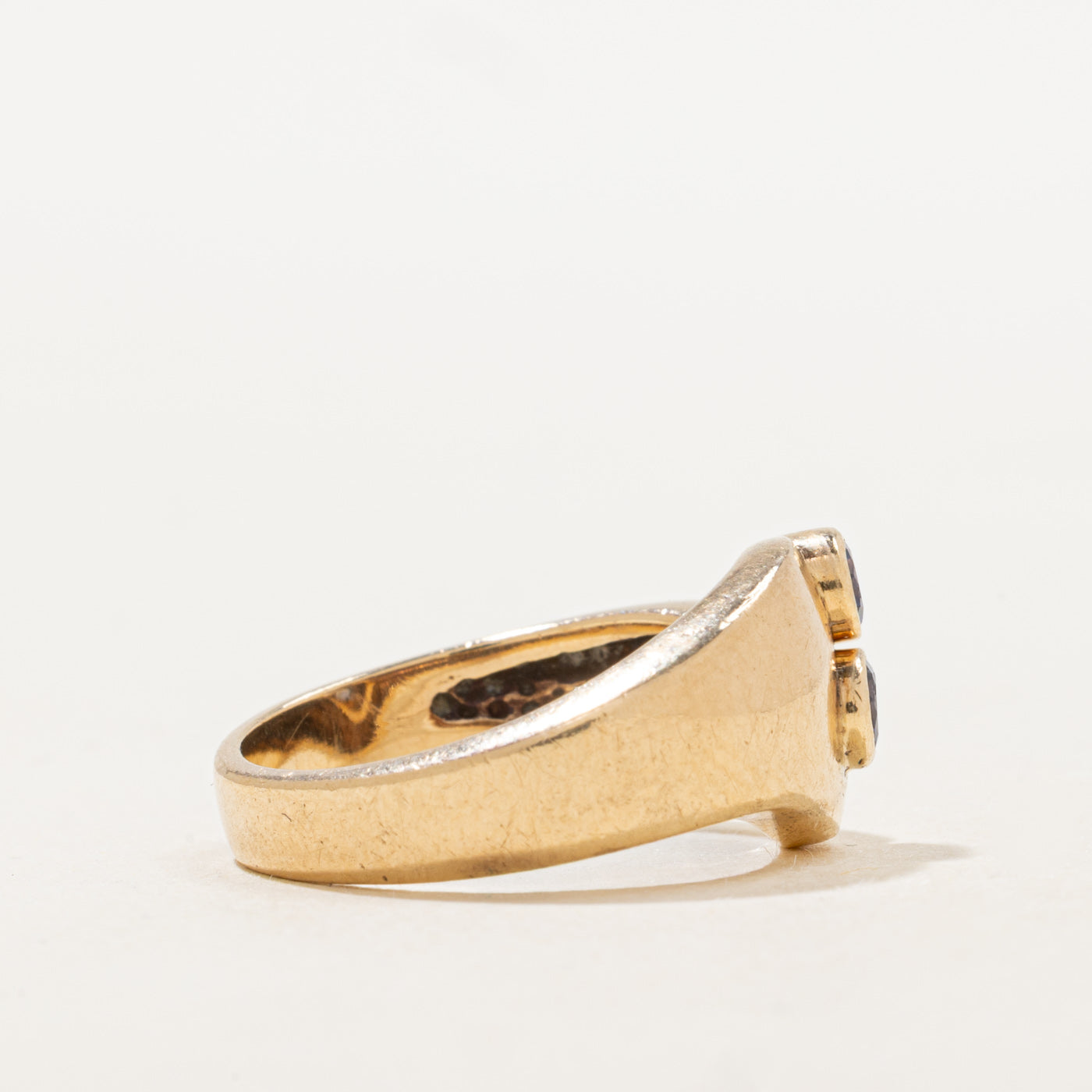 Bague abstraite à deux saphirs synthétiques sertis clos | 0,32 ct au total | Taille 6,5 |