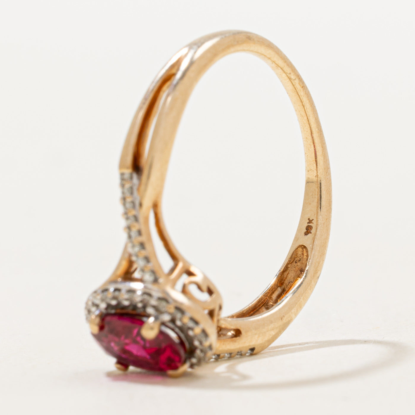 Bague croisée halo rubis synthétique et diamants naturels | 0,84 ct, 0,08 ct au total | Taille 6,75 |