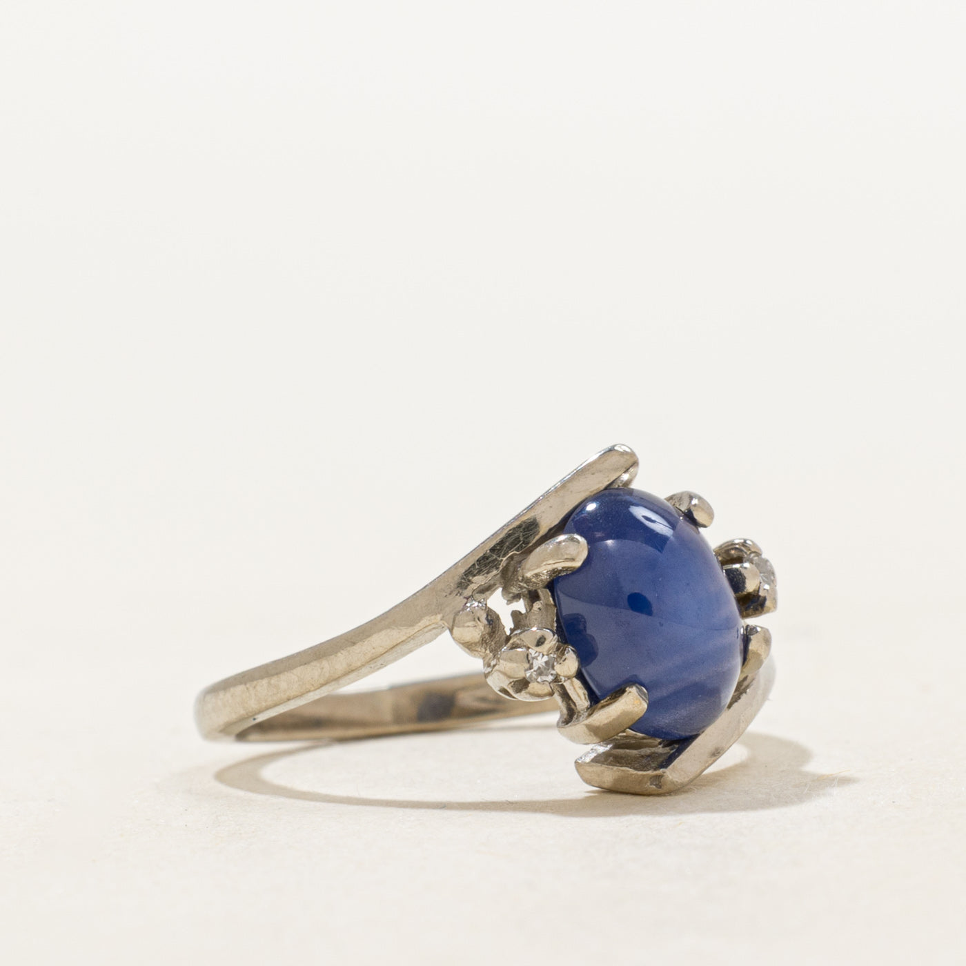 Bague contournée en saphir synthétique et diamants | 1,53 ct, 0,01 ct au total | Taille 4,5 |