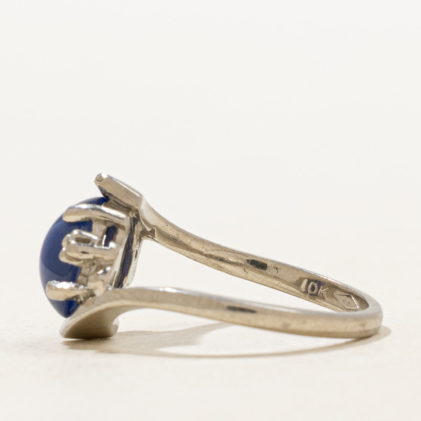 Bague contournée en saphir synthétique et diamants | 1,53 ct, 0,01 ct au total | Taille 4,5 |