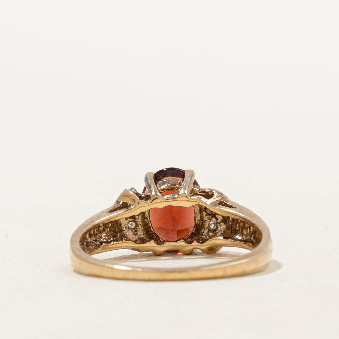 Oval Cut Garnet & Diamond Grooved Ring | 1.3ct, 0.02ctw | SZ 6.25 |