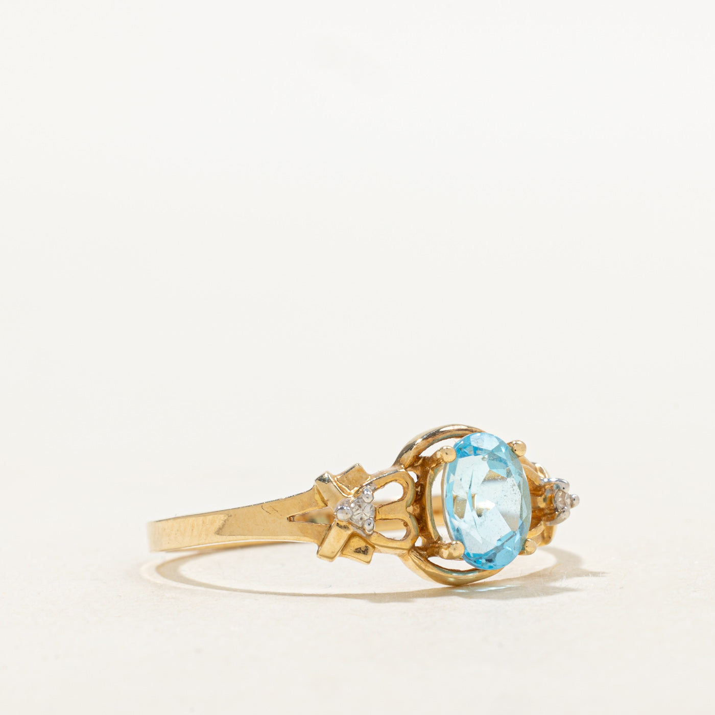 Bague ajourée en topaze bleue taille ovale et diamants | 0,9 ct, 0,02 ct au total | Taille 10,0 |