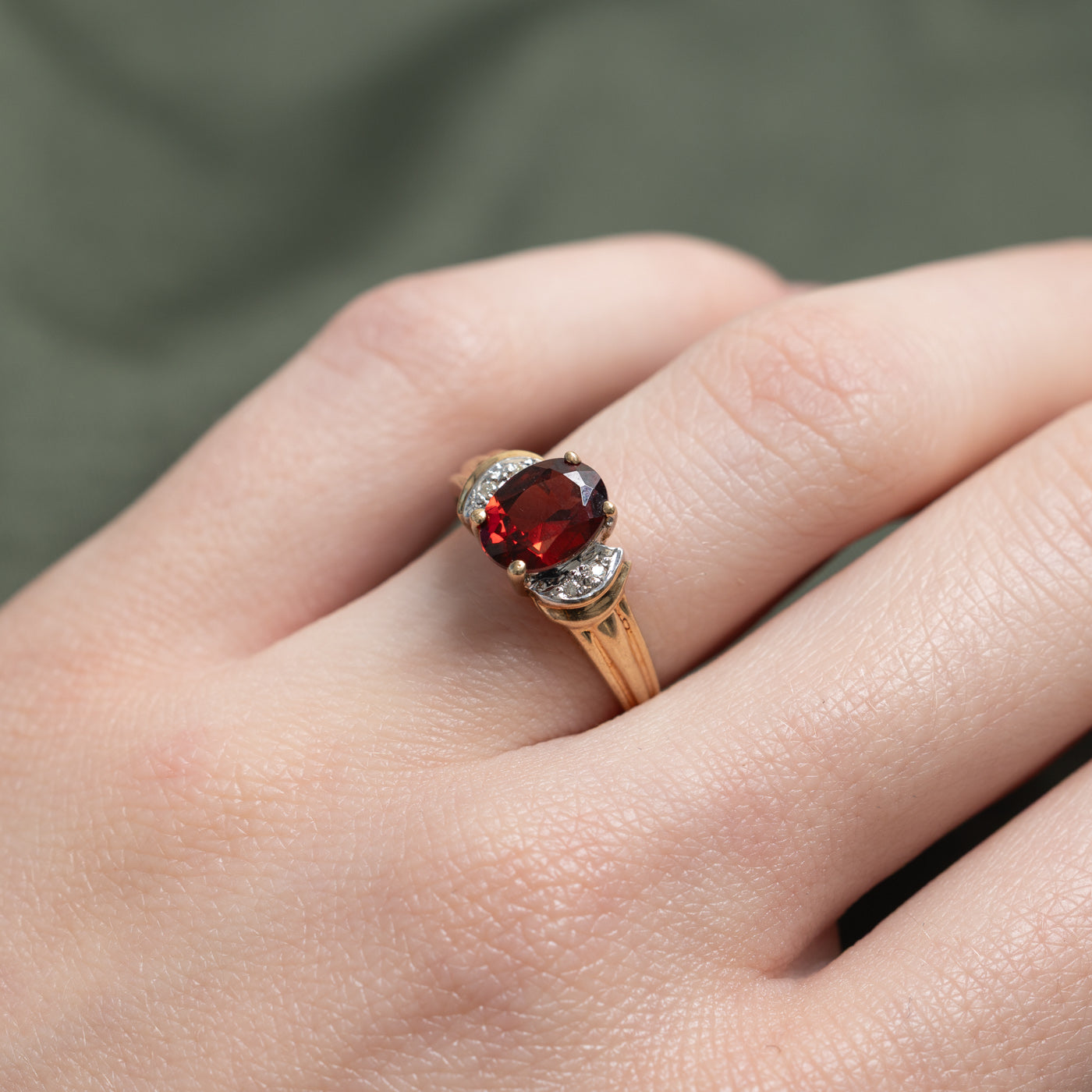 Oval Cut Garnet & Diamond Grooved Ring | 1.3ct, 0.02ctw | SZ 6.25 |