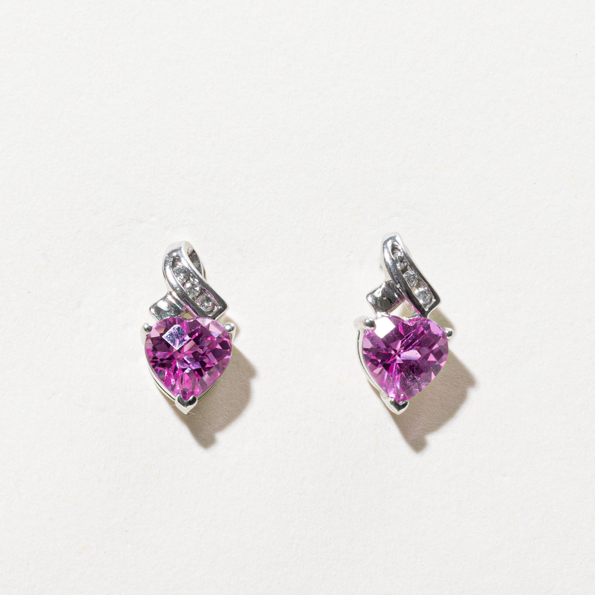 Boucles d'oreilles pendantes en saphir rose synthétique taille cœur, serties de saphirs (3,00 ct au total).