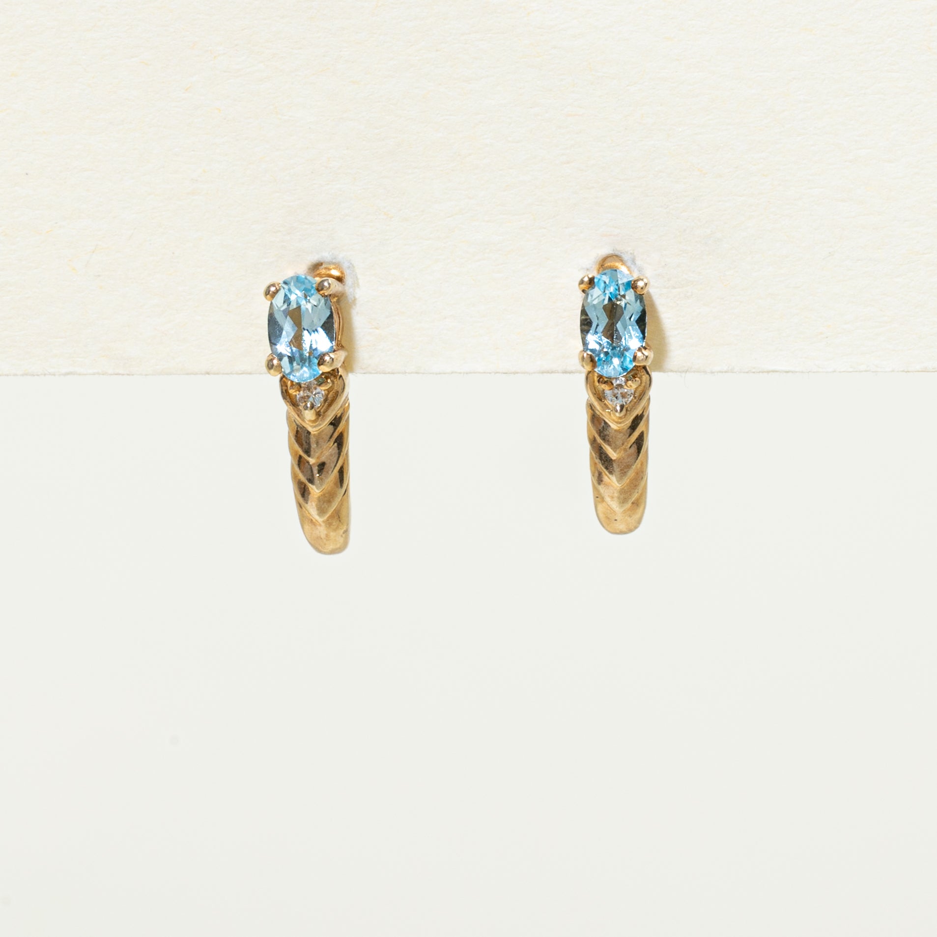 Boucles d'oreilles pendantes incurvées serties de topazes bleues et de diamants | 0,40 ct, 0,02 ct