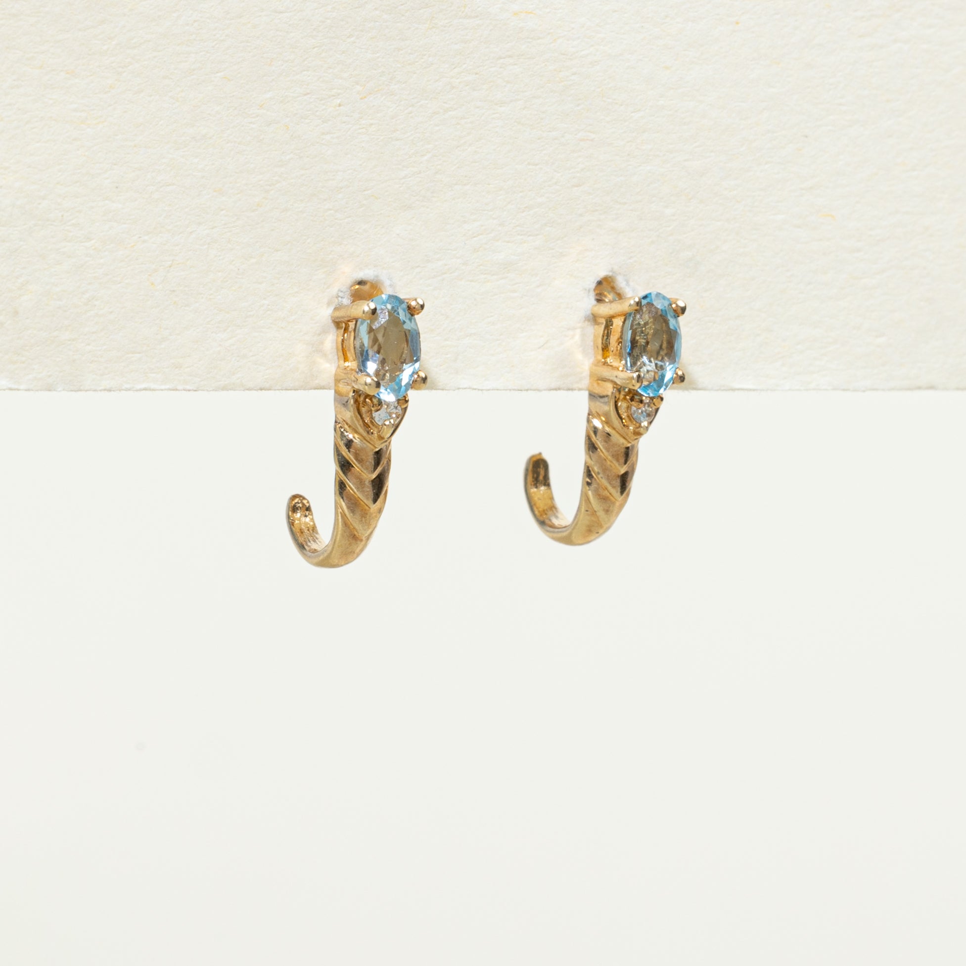 Boucles d'oreilles pendantes incurvées serties de topazes bleues et de diamants | 0,40 ct, 0,02 ct