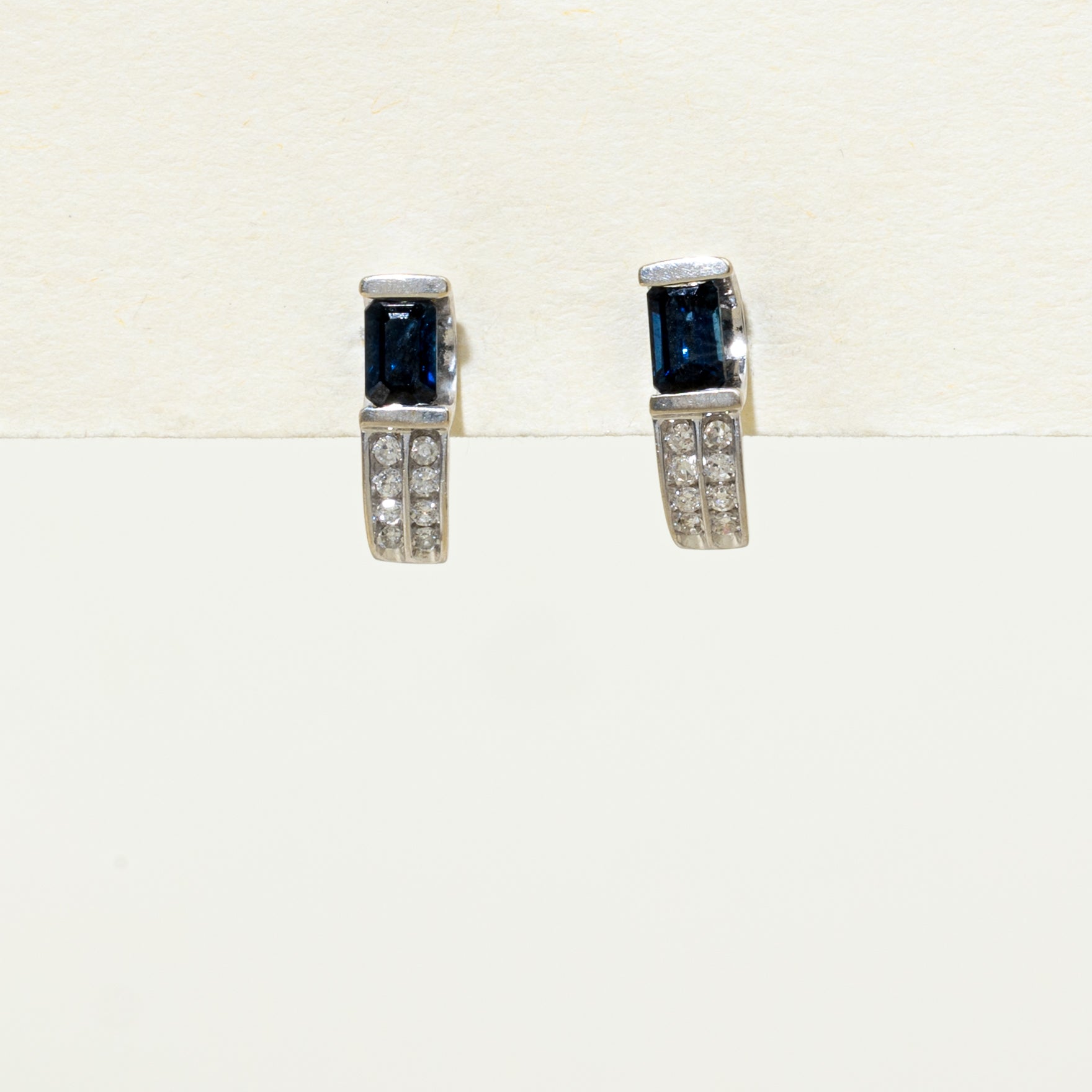 Boucles d'oreilles pendantes incurvées serties de saphirs et de diamants | 0,66 ct, 0,12 ct