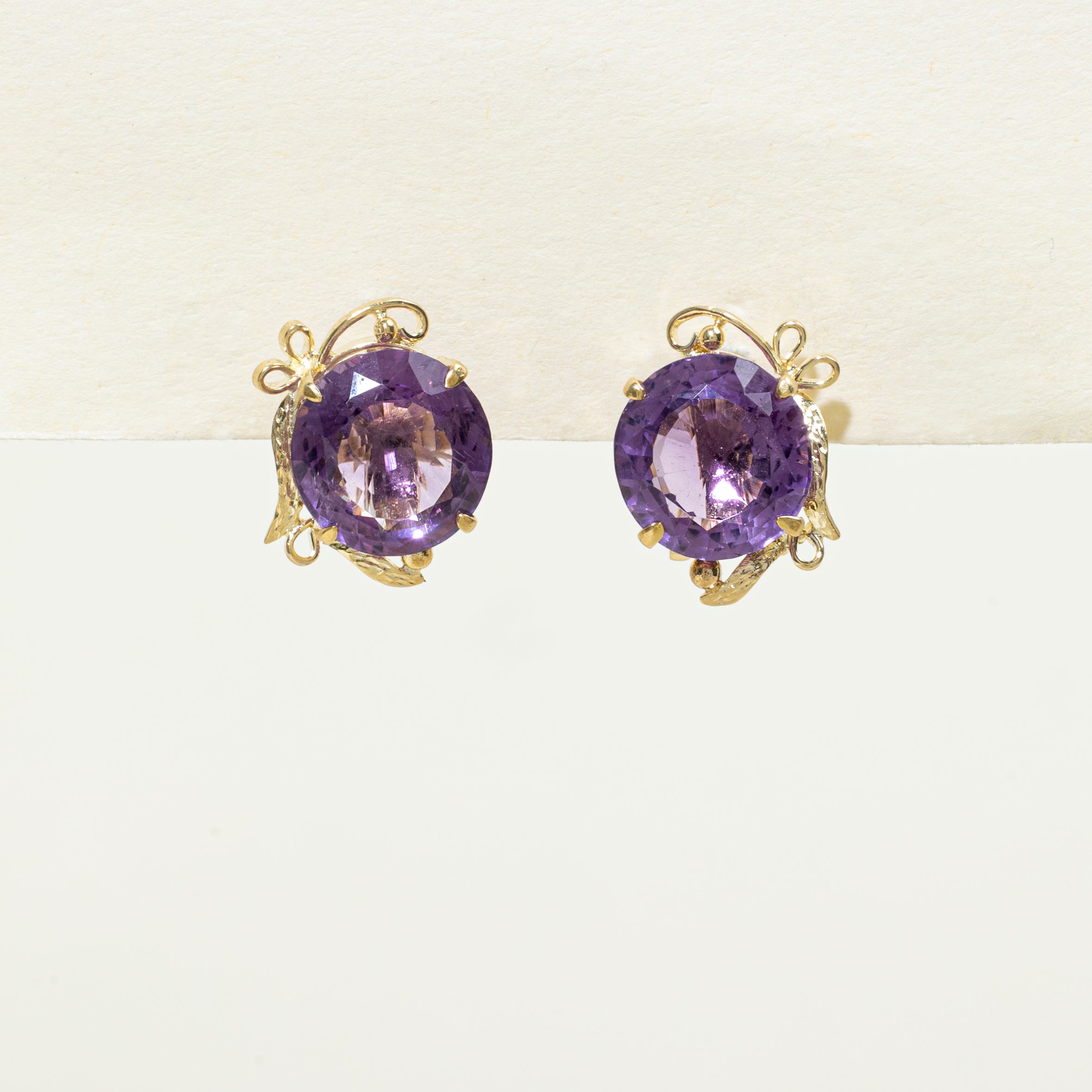 Boucles d'oreilles Omega ajourées en or jaune et améthyste | 12,50 ct