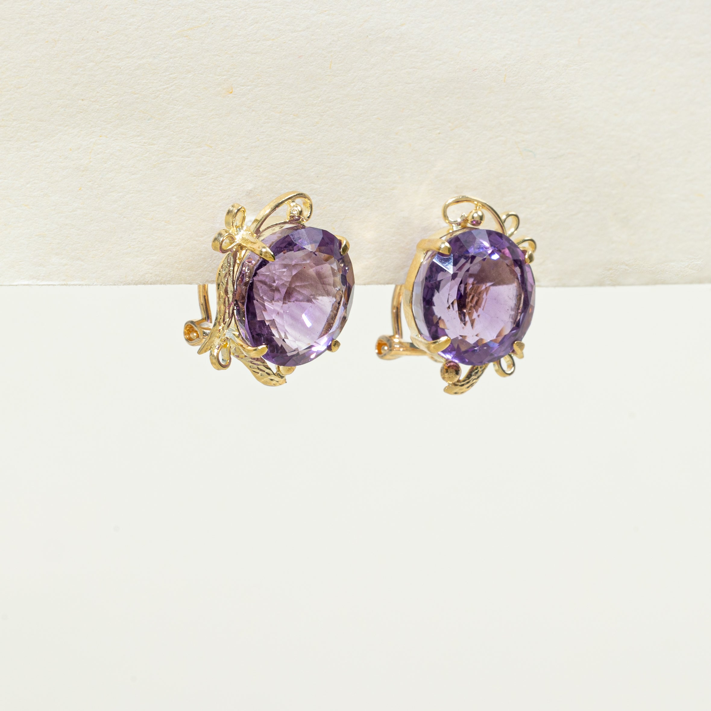 Boucles d'oreilles Omega ajourées en or jaune et améthyste | 12,50 ct