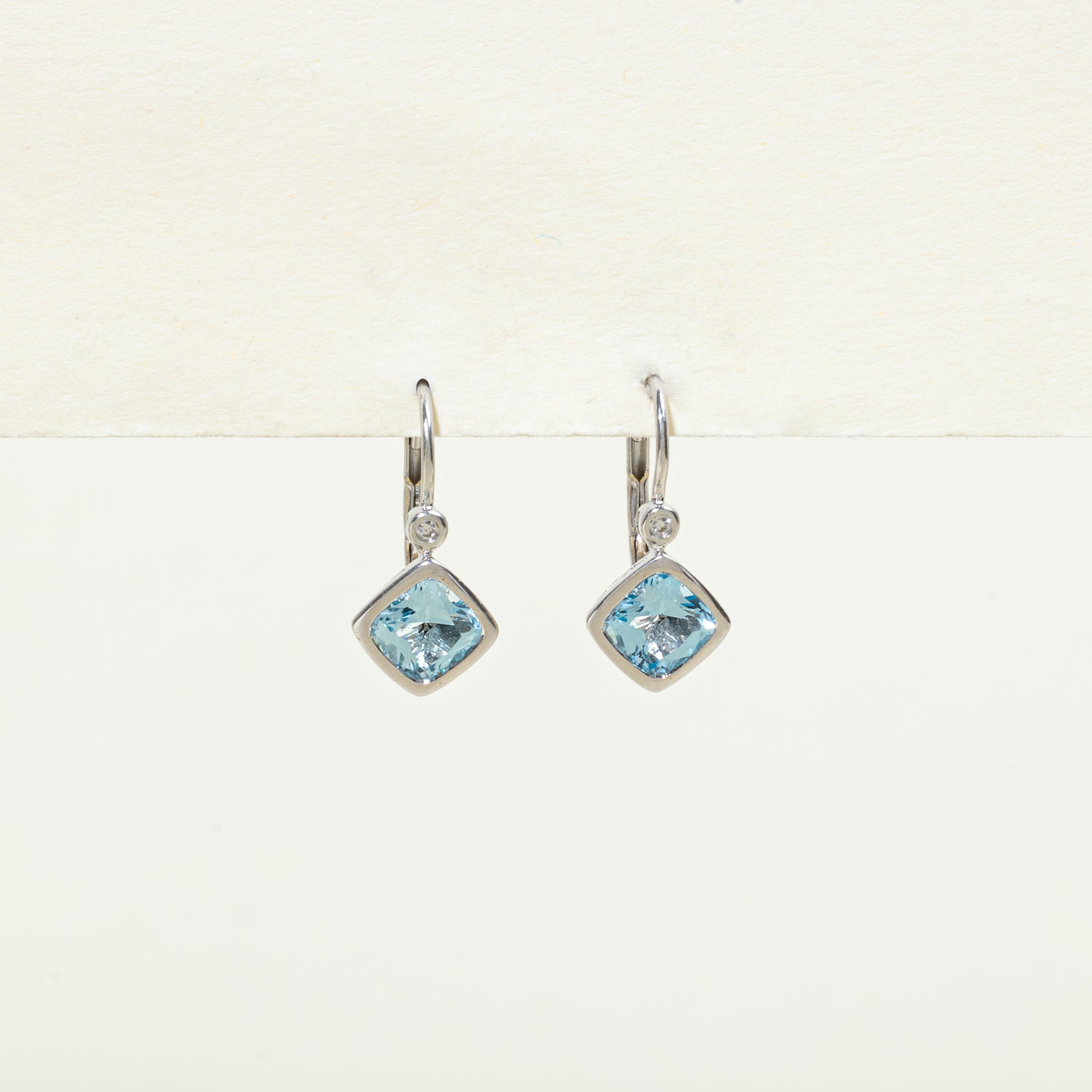 Boucles d'oreilles en topaze bleue taille coussin et diamants | 2,00 ct, 0,02 ct