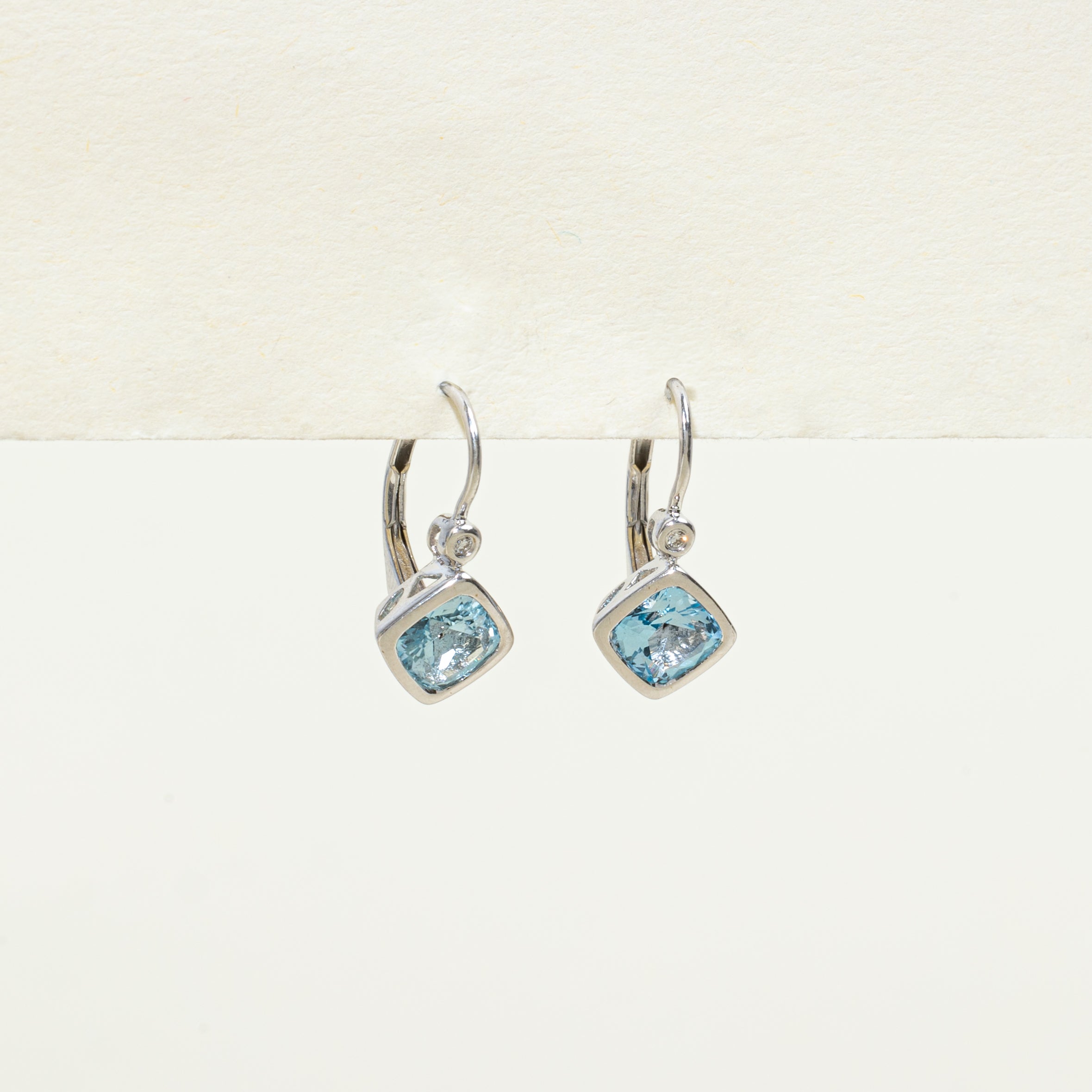 Boucles d'oreilles en topaze bleue taille coussin et diamants | 2,00 ct, 0,02 ct