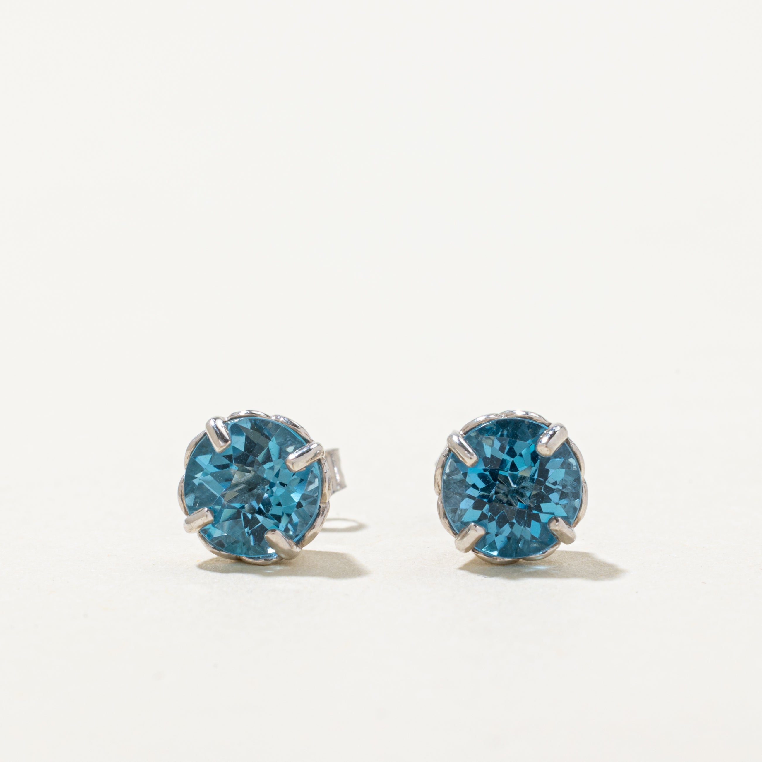 Boucles d'oreilles puces ornées de topazes bleues serties en panier | 1,50 ct