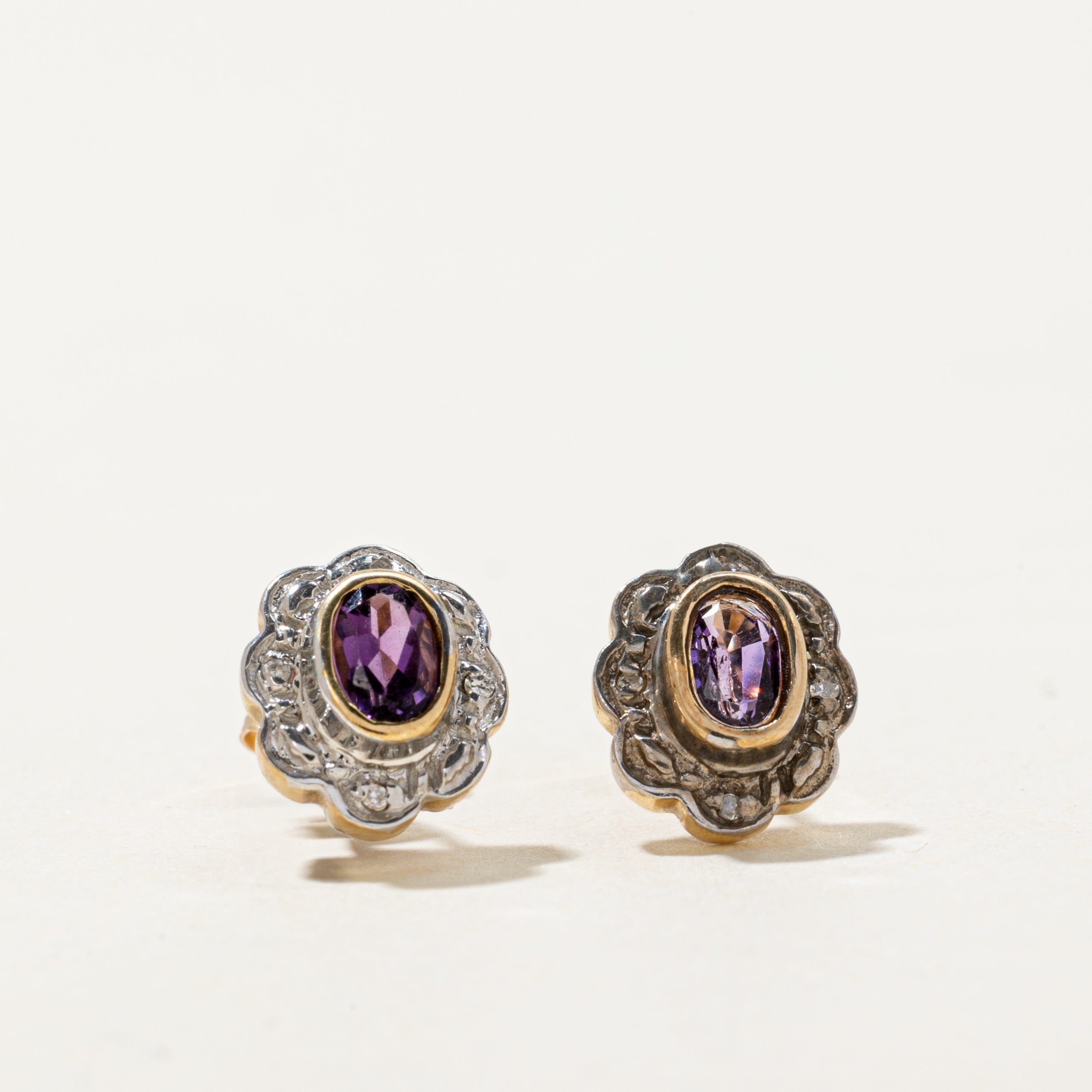 Boucles d'oreilles puces bicolores en améthyste et diamants festonnées | 0,36 ct, 0,04 ct