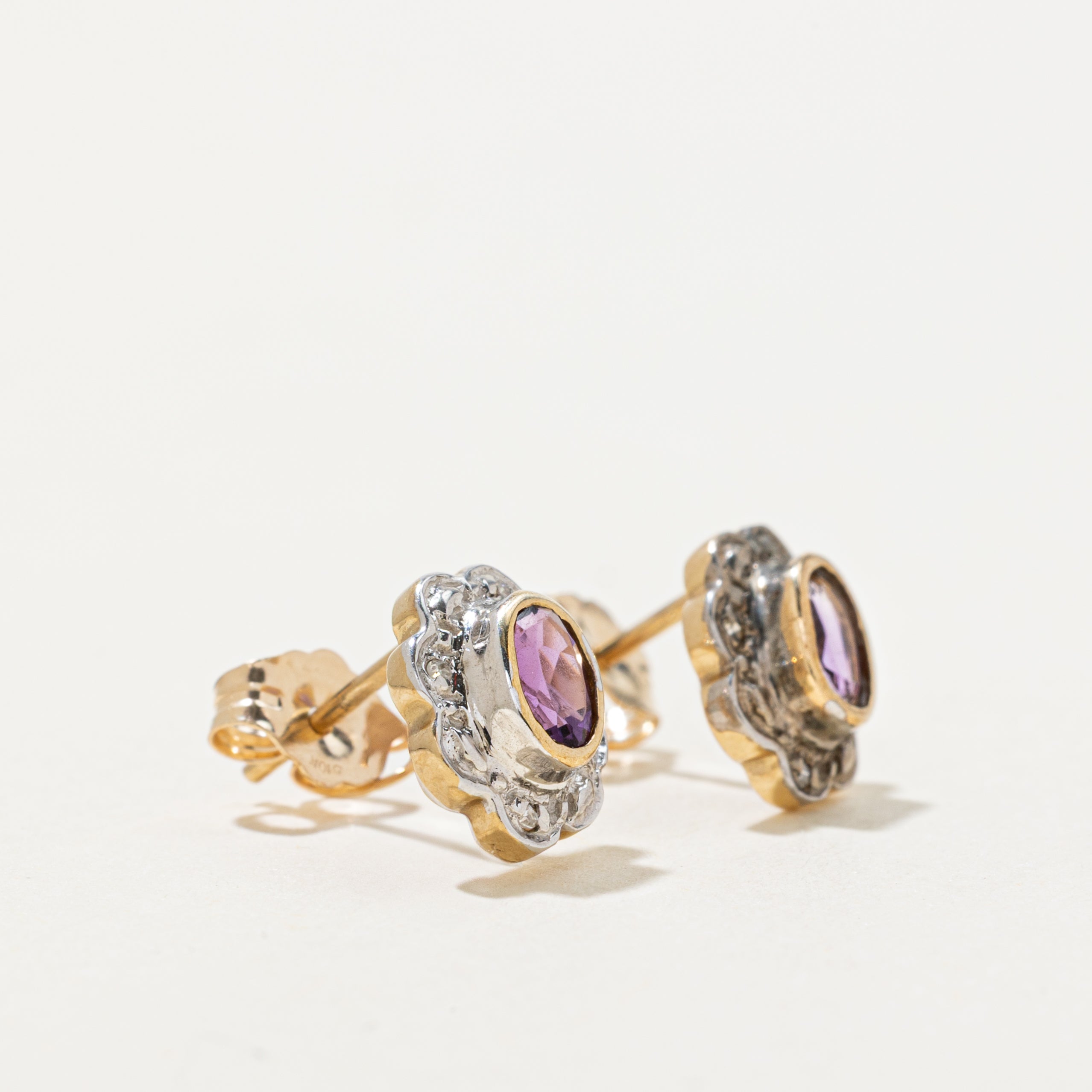 Boucles d'oreilles puces bicolores en améthyste et diamants festonnées | 0,36 ct, 0,04 ct