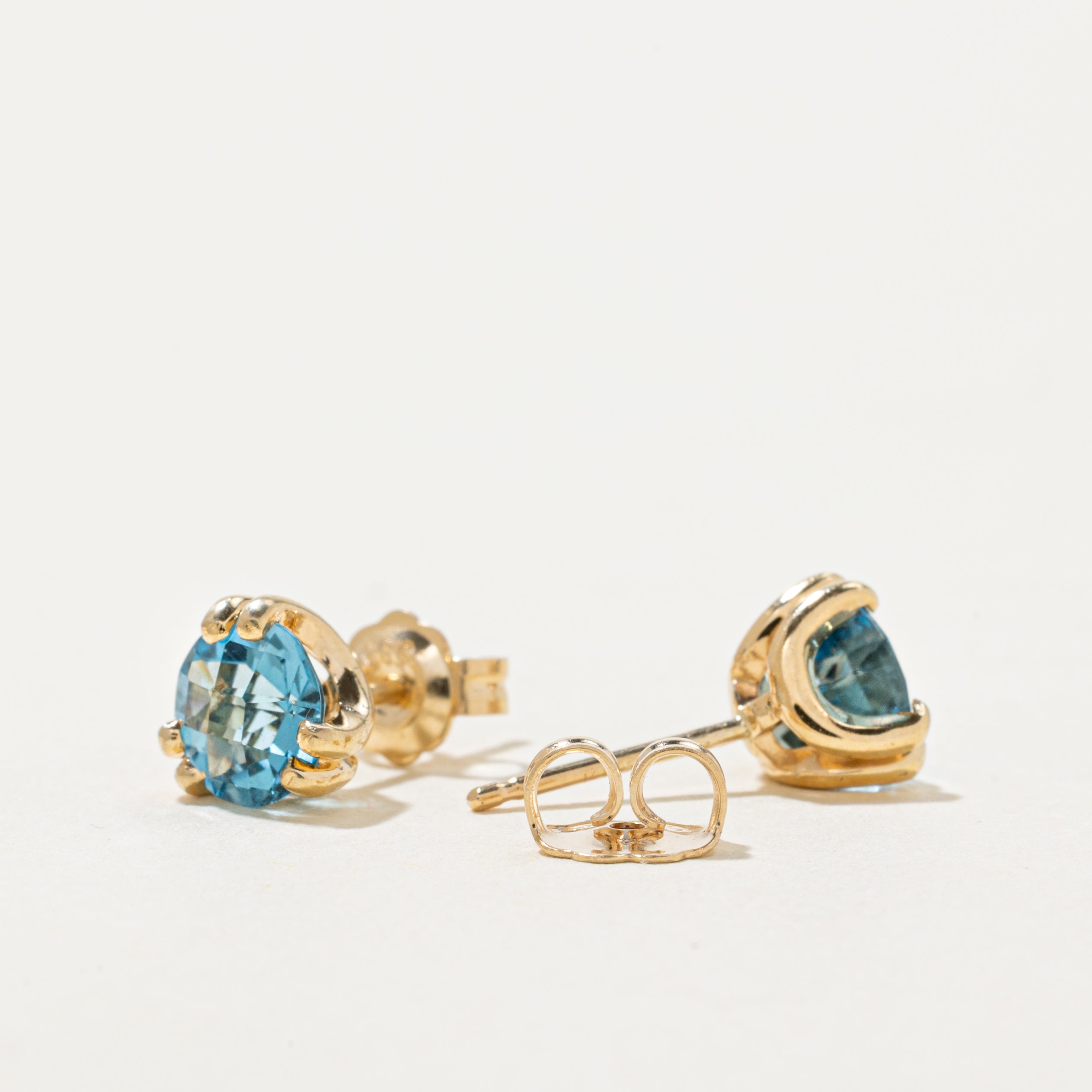 Boucles d'oreilles puces cannelées en topaze bleue | 1,70 ct