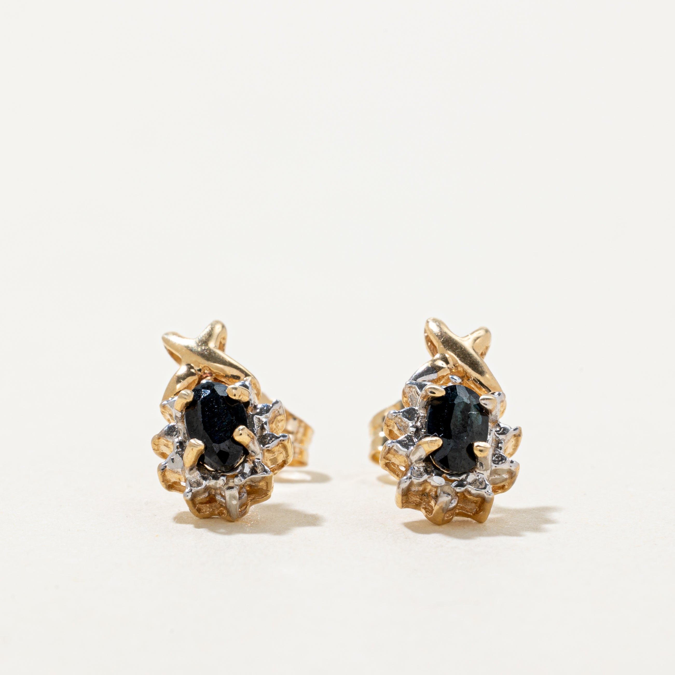 Boucles d'oreilles puces en forme de « X » serties d'un halo de saphirs et de diamants | 0,50 ct au total, 0,02 ct au total