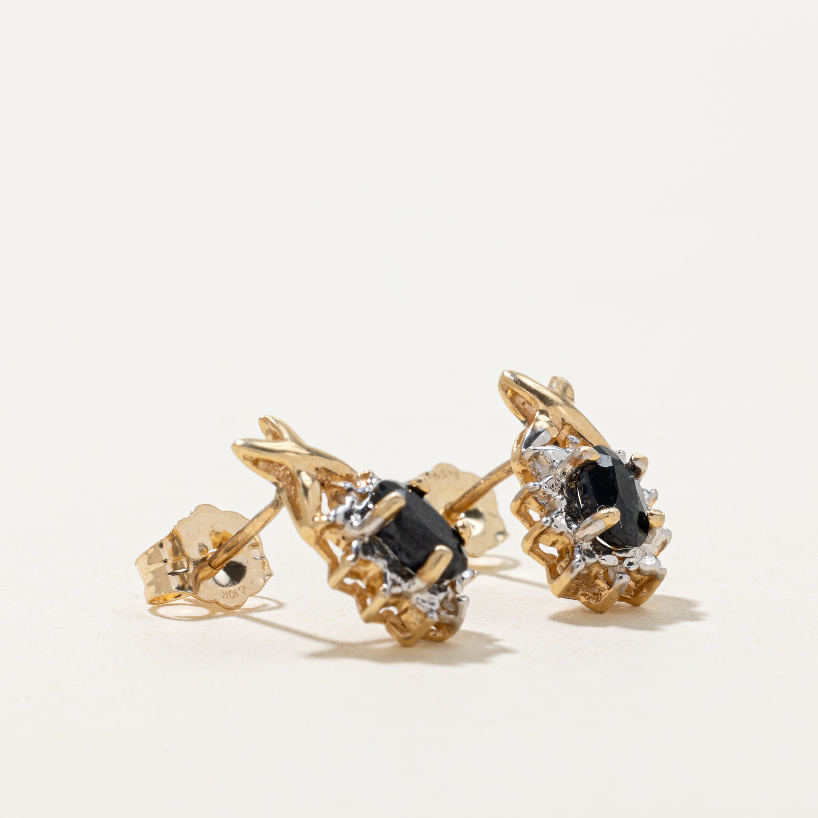 Boucles d'oreilles puces en forme de « X » serties d'un halo de saphirs et de diamants | 0,50 ct au total, 0,02 ct au total
