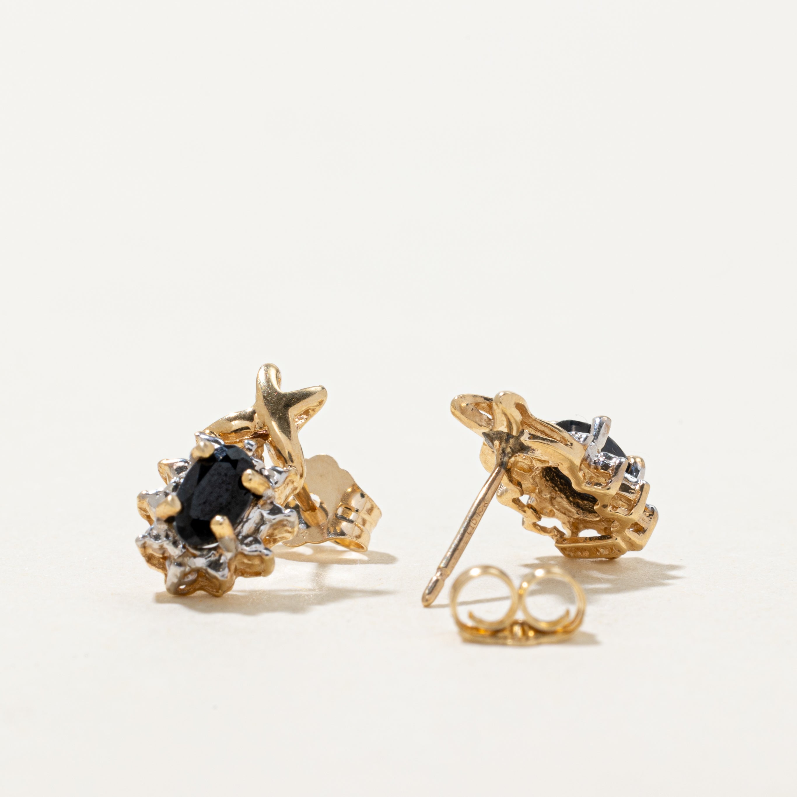 Boucles d'oreilles puces en forme de « X » serties d'un halo de saphirs et de diamants | 0,50 ct au total, 0,02 ct au total