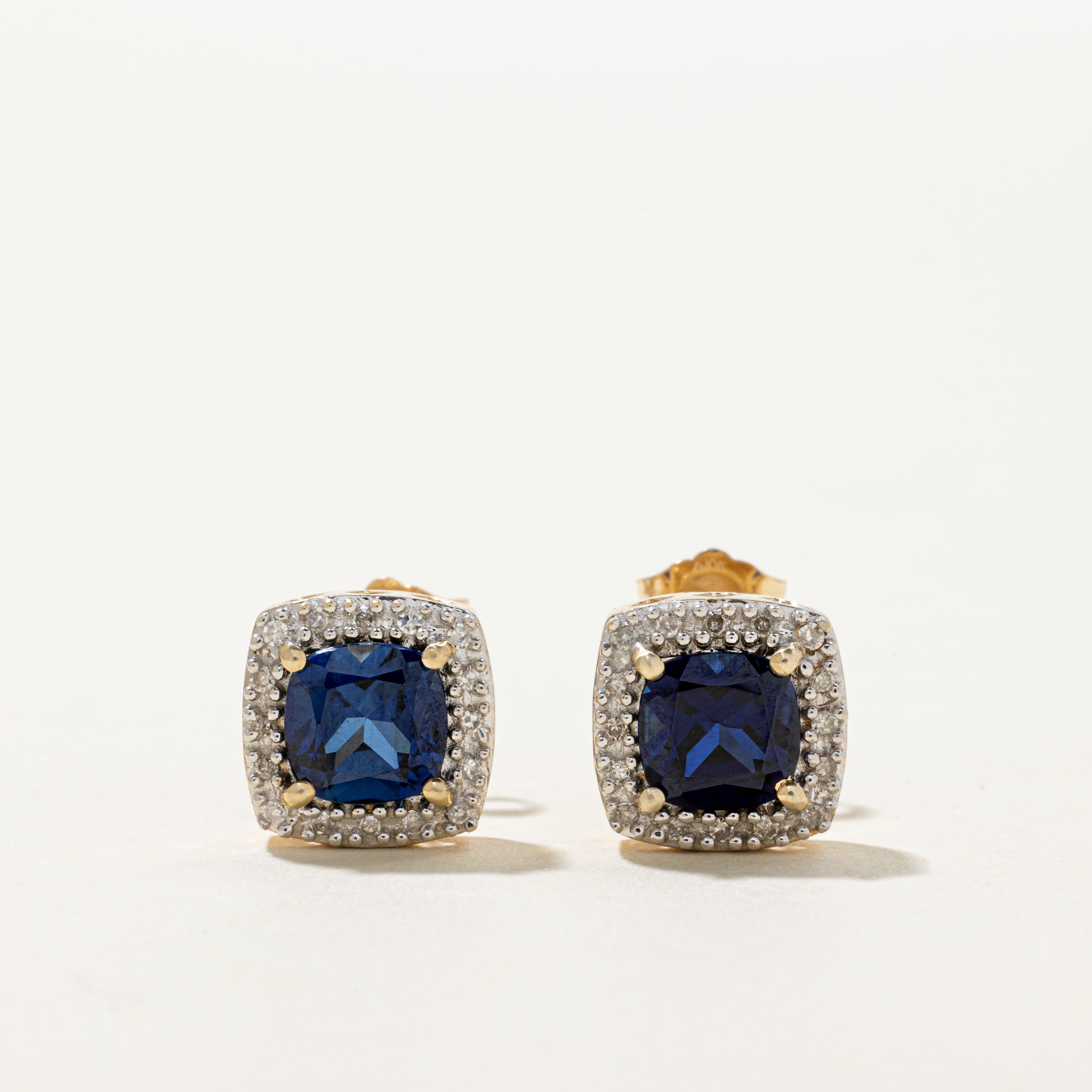 Boucles d'oreilles puces serties de saphirs synthétiques taille coussin et d'un halo de diamants | 2,00 ct au total, 0,10 ct au total