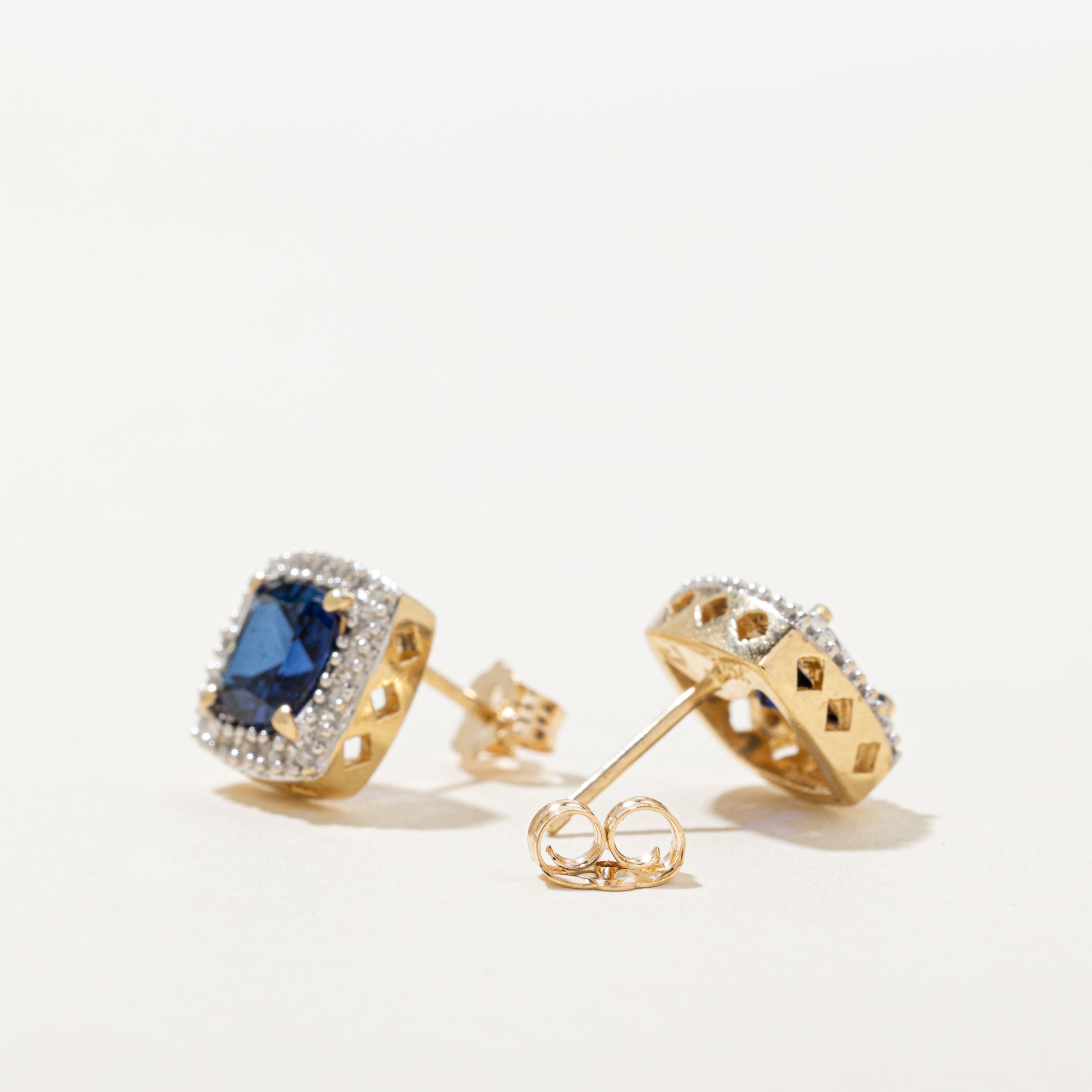 Boucles d'oreilles puces serties de saphirs synthétiques taille coussin et d'un halo de diamants | 2,00 ct au total, 0,10 ct au total