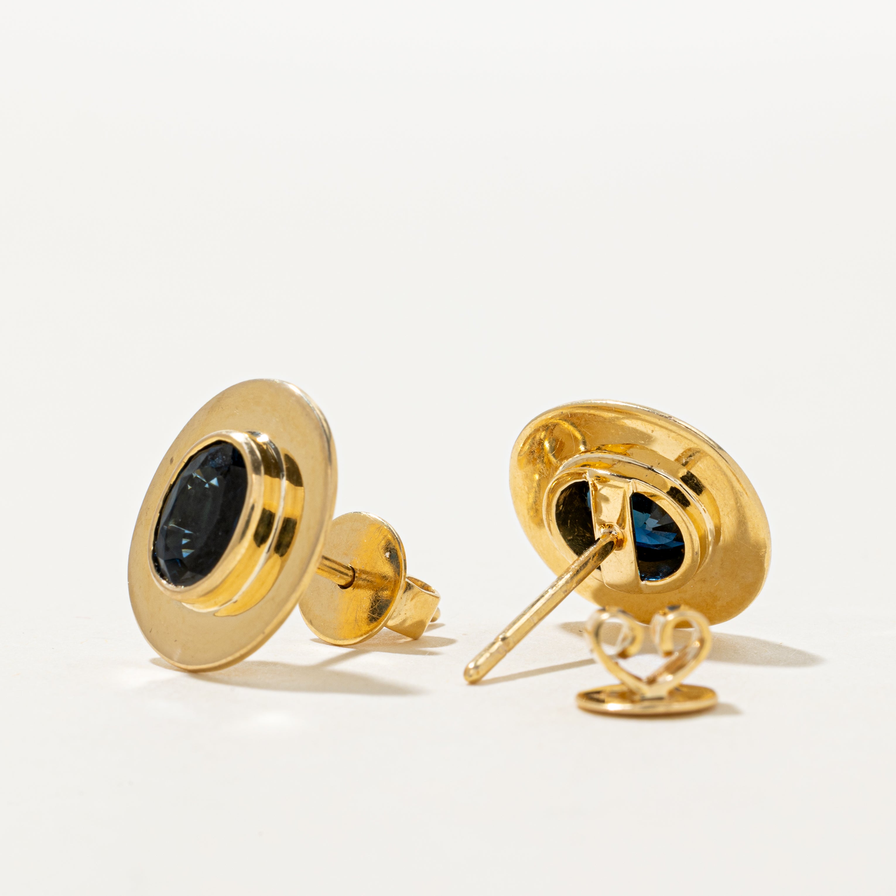 Boucles d'oreilles puces en saphir serti clos | 2,50 ct