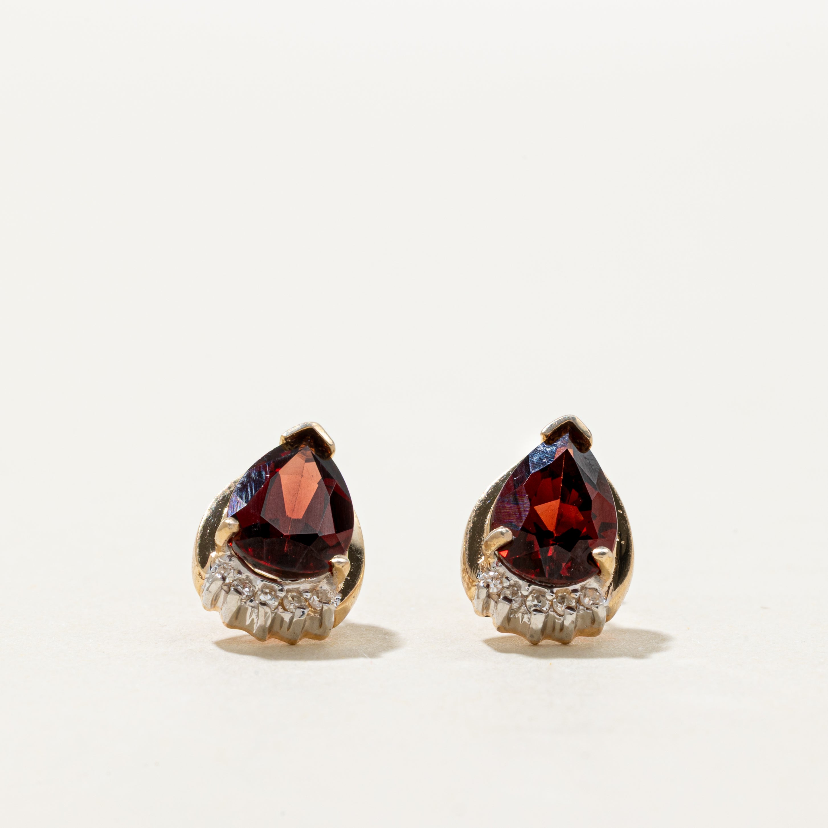 Boucles d'oreilles pendantes en grenat taille poire et diamants | 2,80 ct, 0,05 ct
